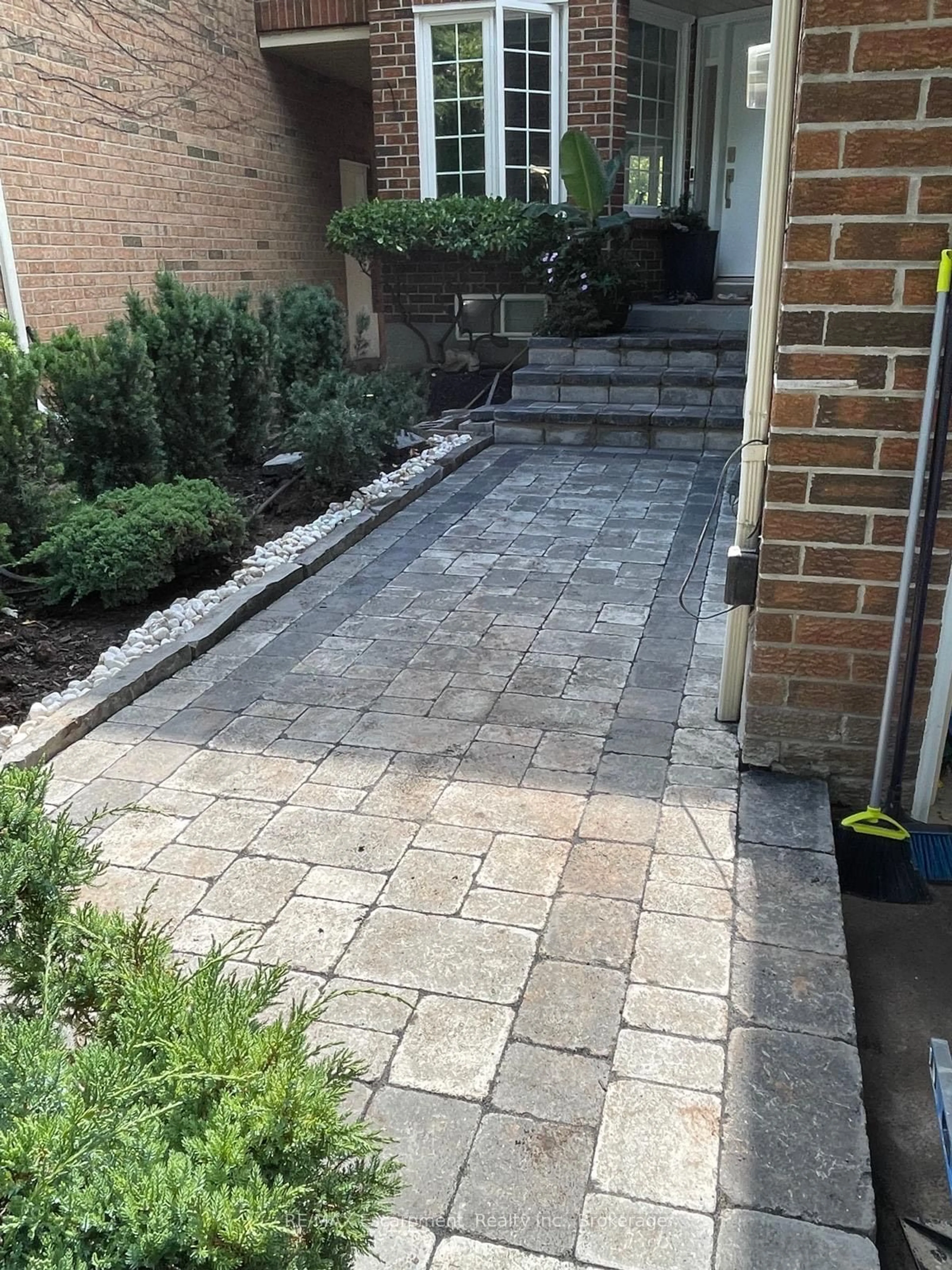 Patio, street for 1072 Edgehill Pl, Oakville Ontario L6M 2E5