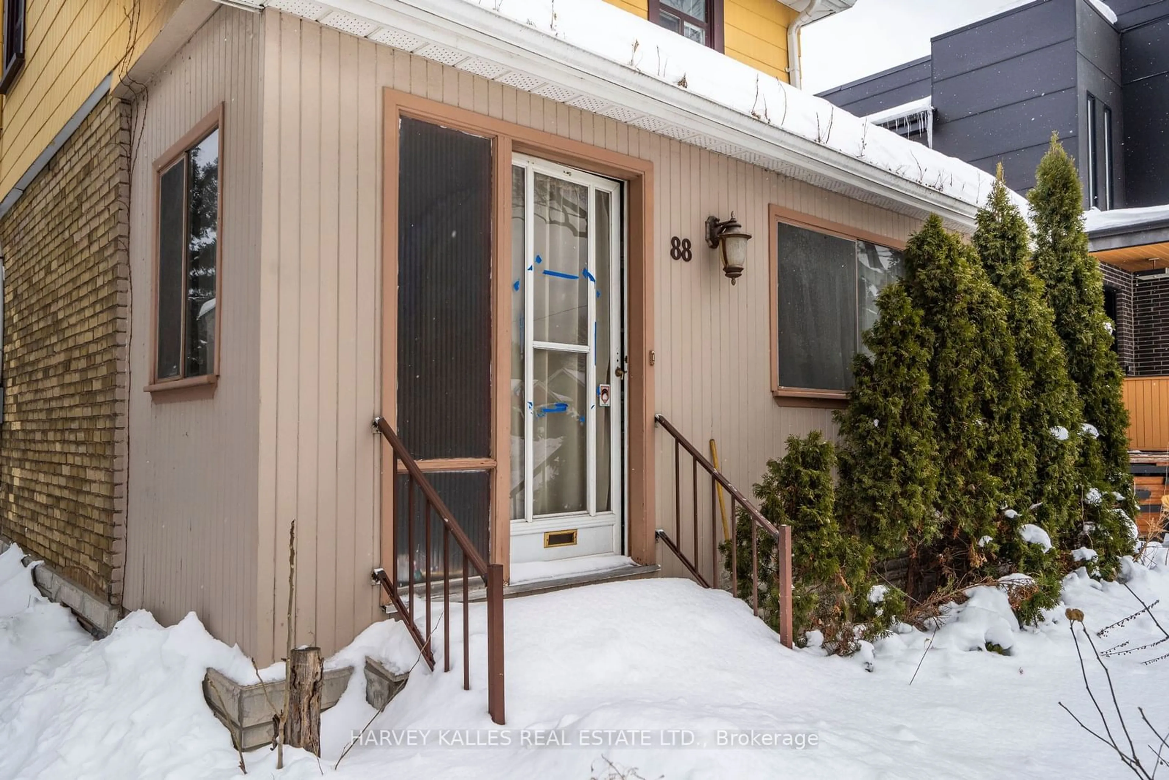 Indoor entryway for 88 Waniska Ave, Toronto Ontario M8Y 1R3