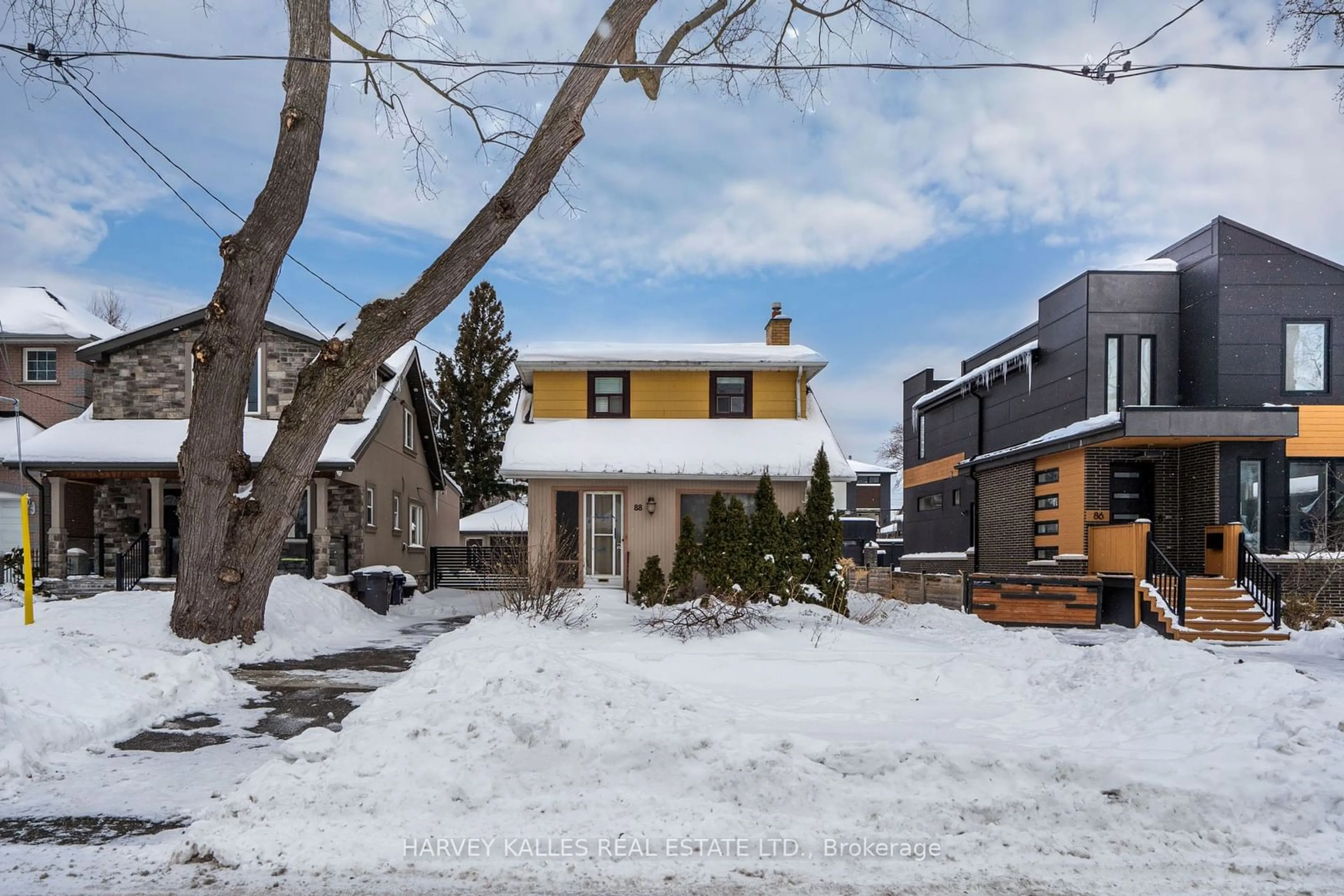 A pic from outside/outdoor area/front of a property/back of a property/a pic from drone, street for 88 Waniska Ave, Toronto Ontario M8Y 1R3