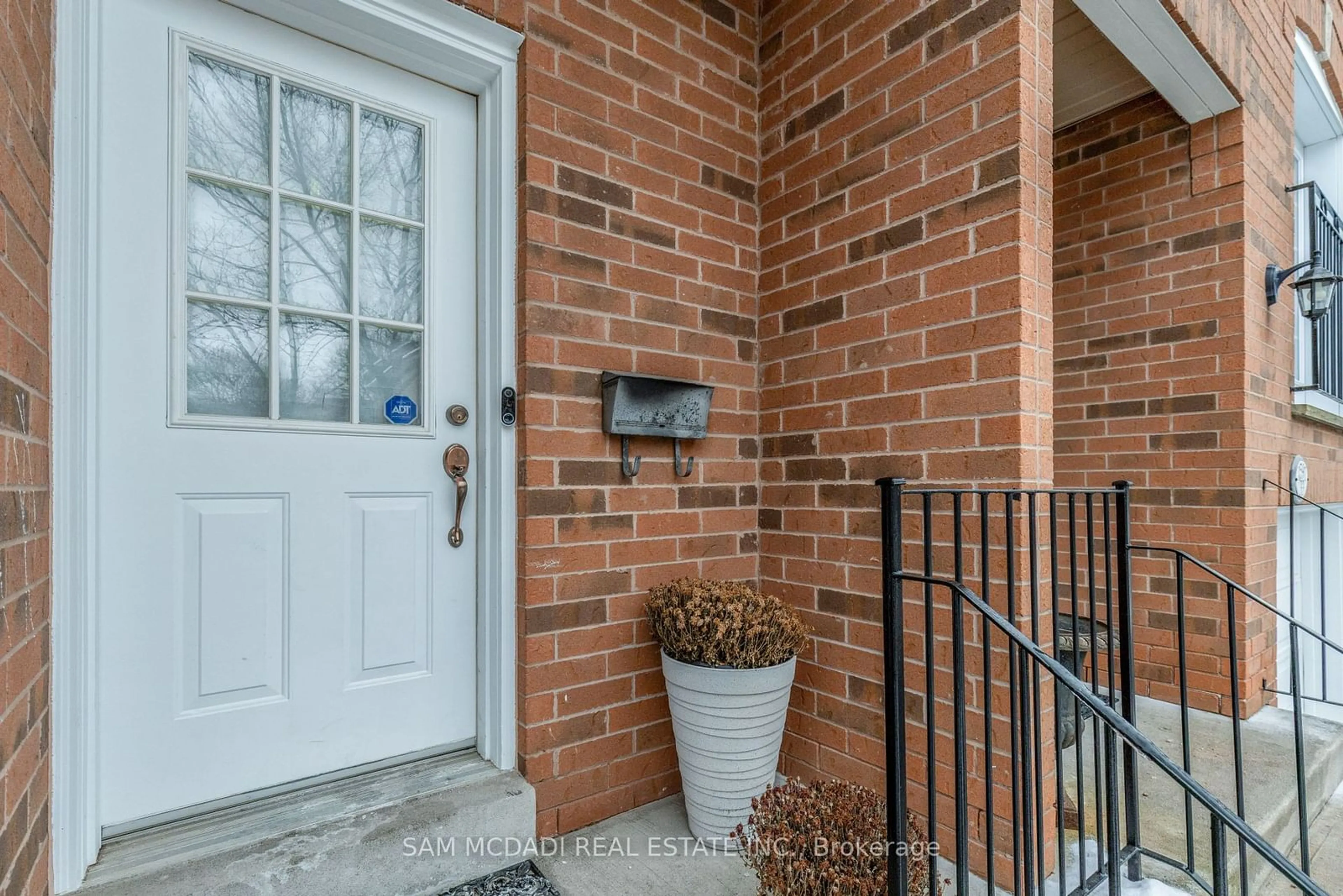 Indoor entryway for 1591 South Parade Crt #32, Mississauga Ontario L5M 6G1