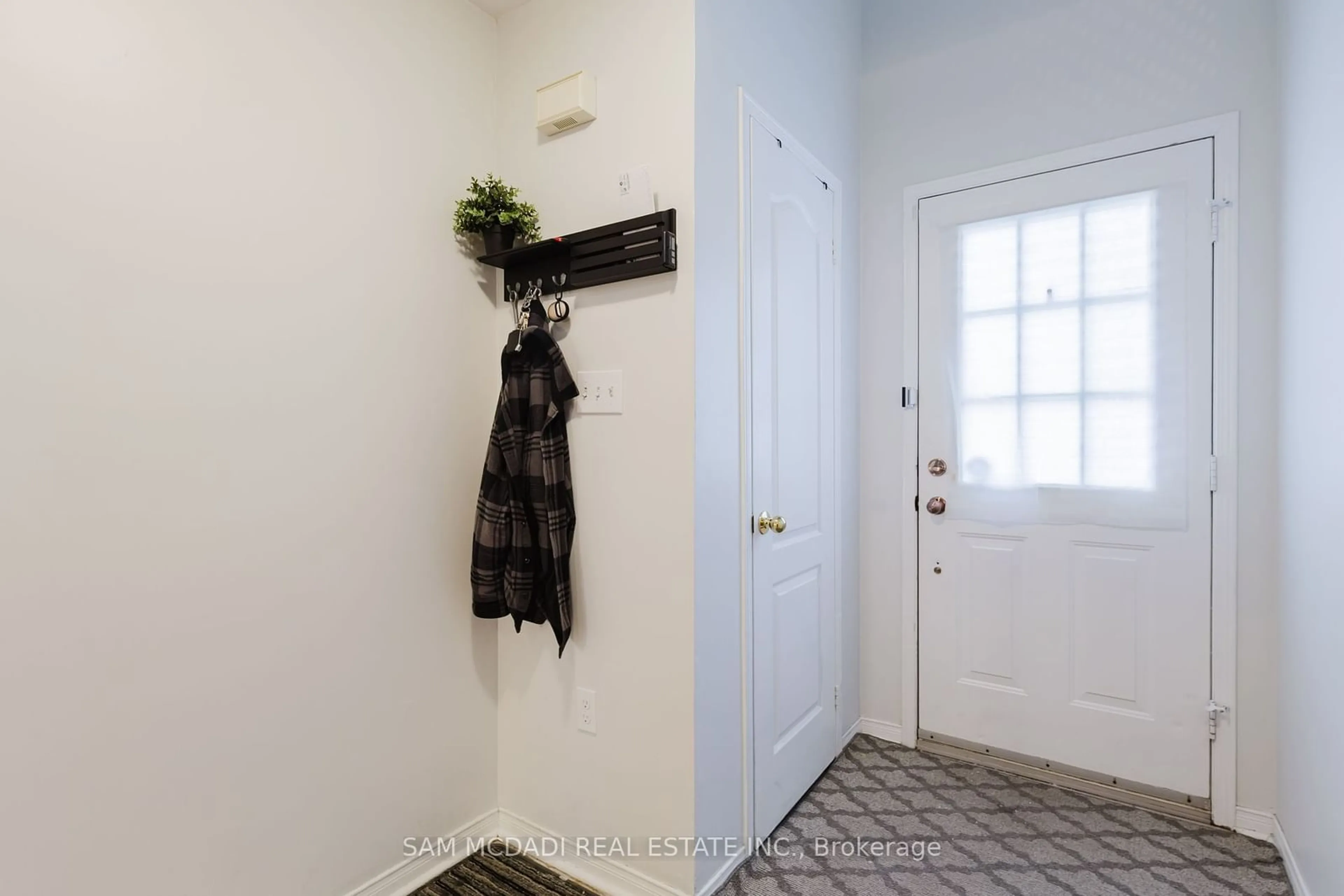 Indoor entryway for 1591 South Parade Crt #32, Mississauga Ontario L5M 6G1