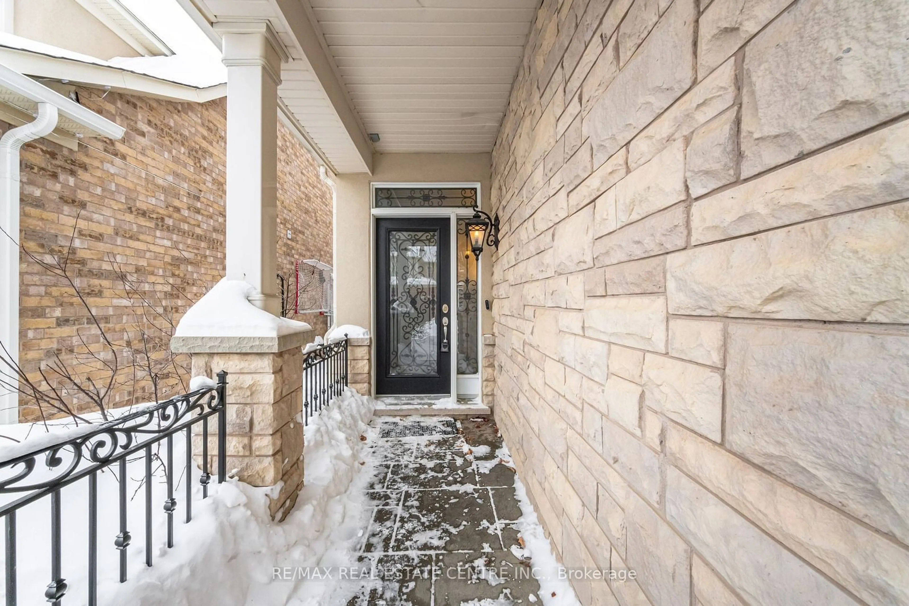 Indoor entryway for 720 Reece Crt, Milton Ontario L9T 0X4