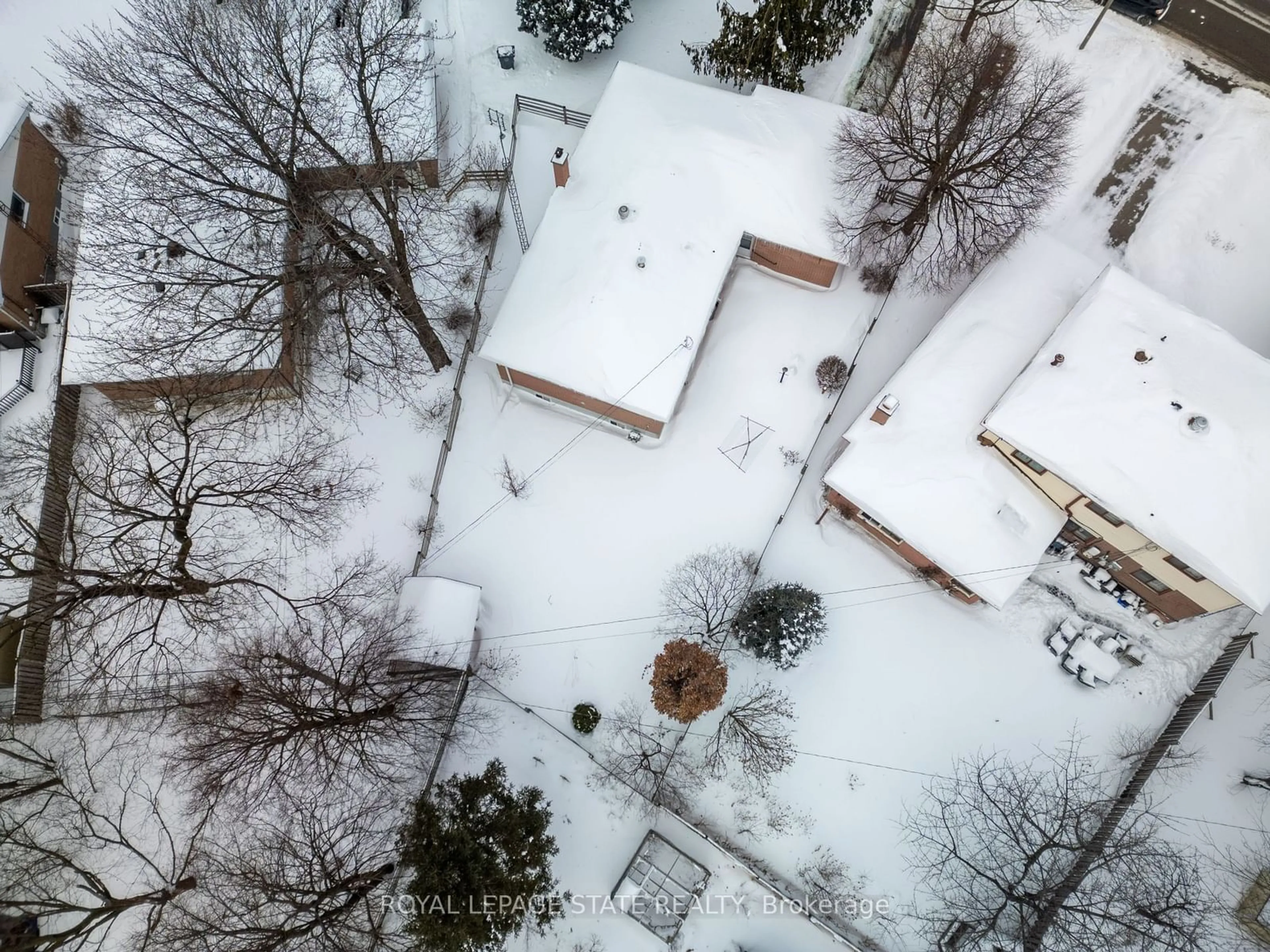 A pic from outside/outdoor area/front of a property/back of a property/a pic from drone, street for 5 Bromley Cres, Brampton Ontario L6T 1Z2