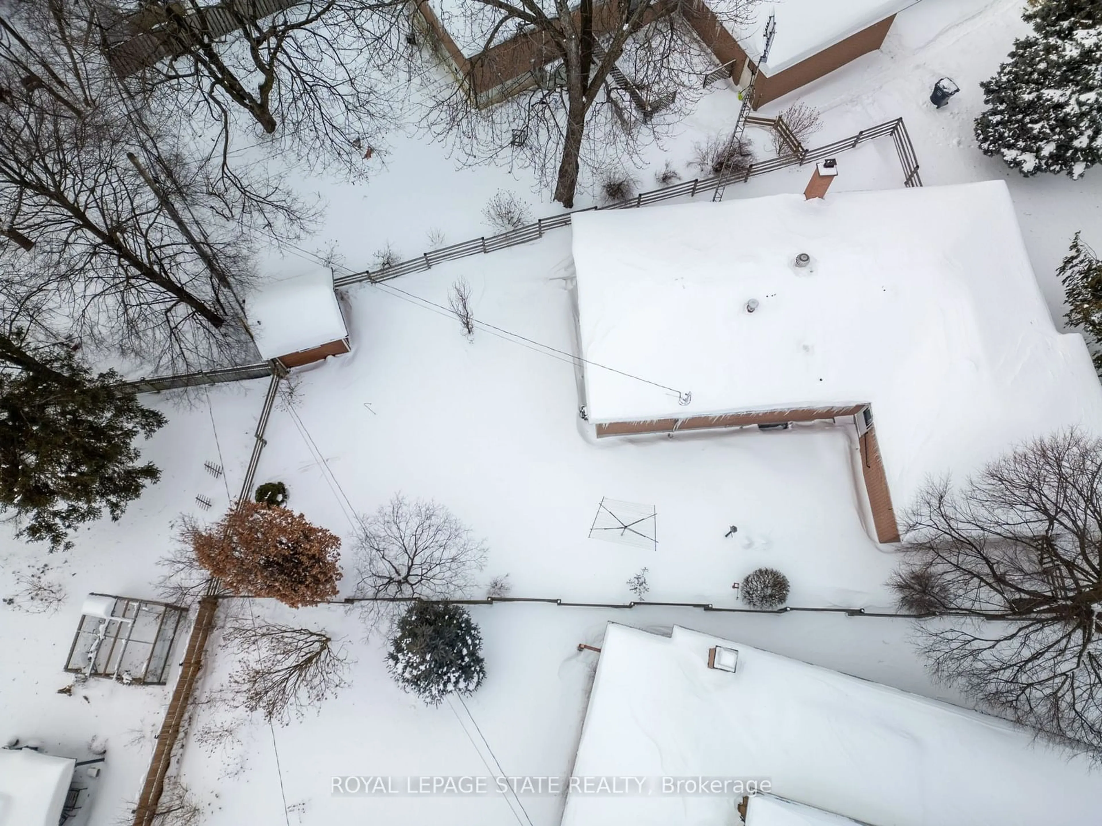 A pic from outside/outdoor area/front of a property/back of a property/a pic from drone, street for 5 Bromley Cres, Brampton Ontario L6T 1Z2