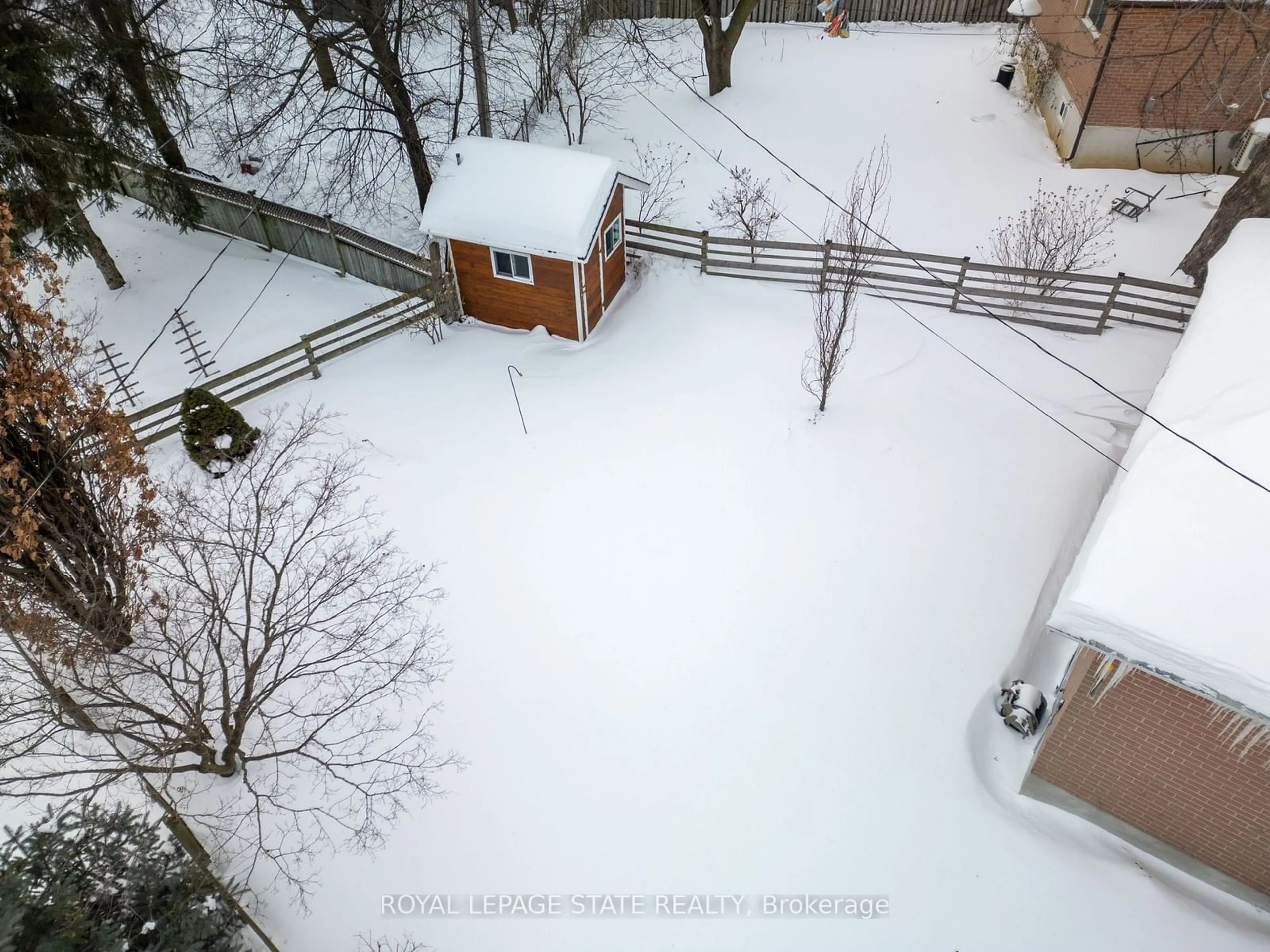 A pic from outside/outdoor area/front of a property/back of a property/a pic from drone, street for 5 Bromley Cres, Brampton Ontario L6T 1Z2