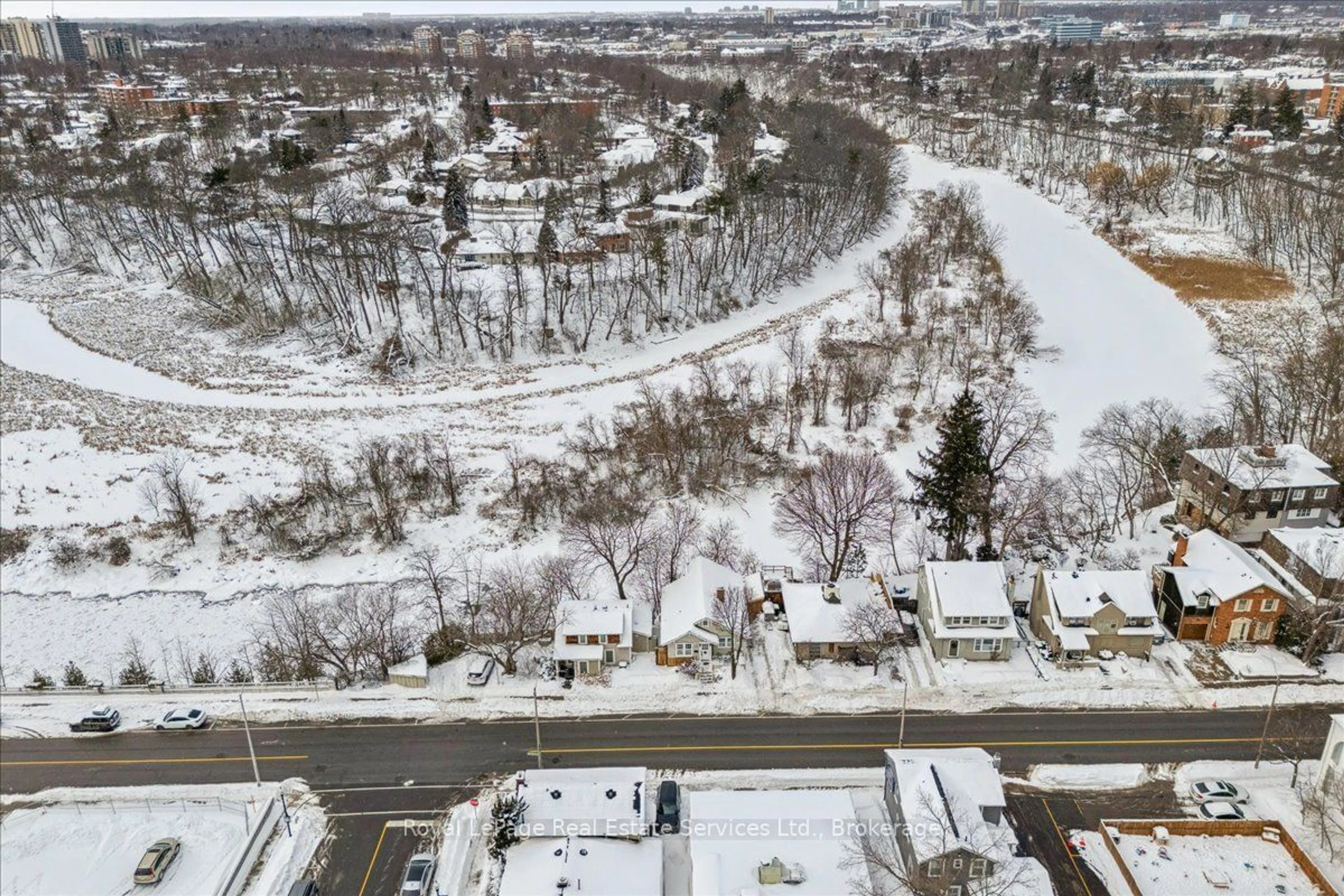 A pic from outside/outdoor area/front of a property/back of a property/a pic from drone, street for 213 Randall St, Oakville Ontario L6J 1P5