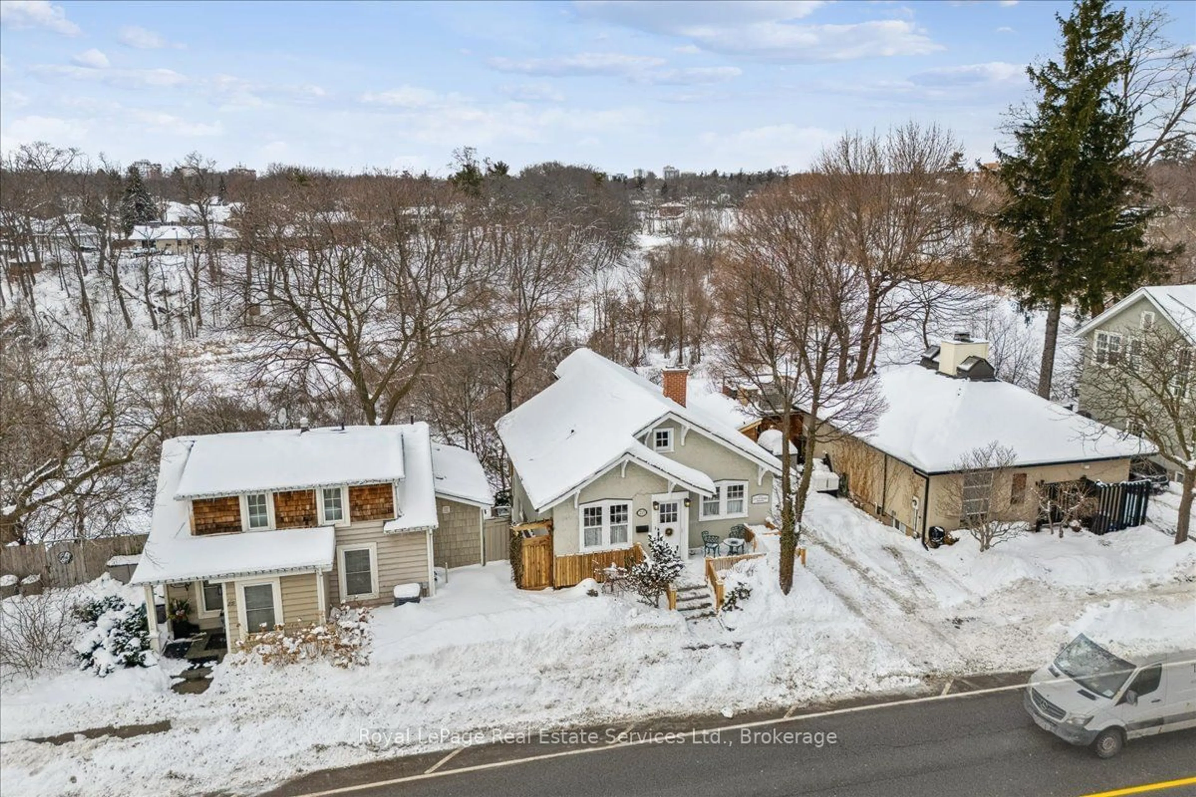 A pic from outside/outdoor area/front of a property/back of a property/a pic from drone, street for 213 Randall St, Oakville Ontario L6J 1P5