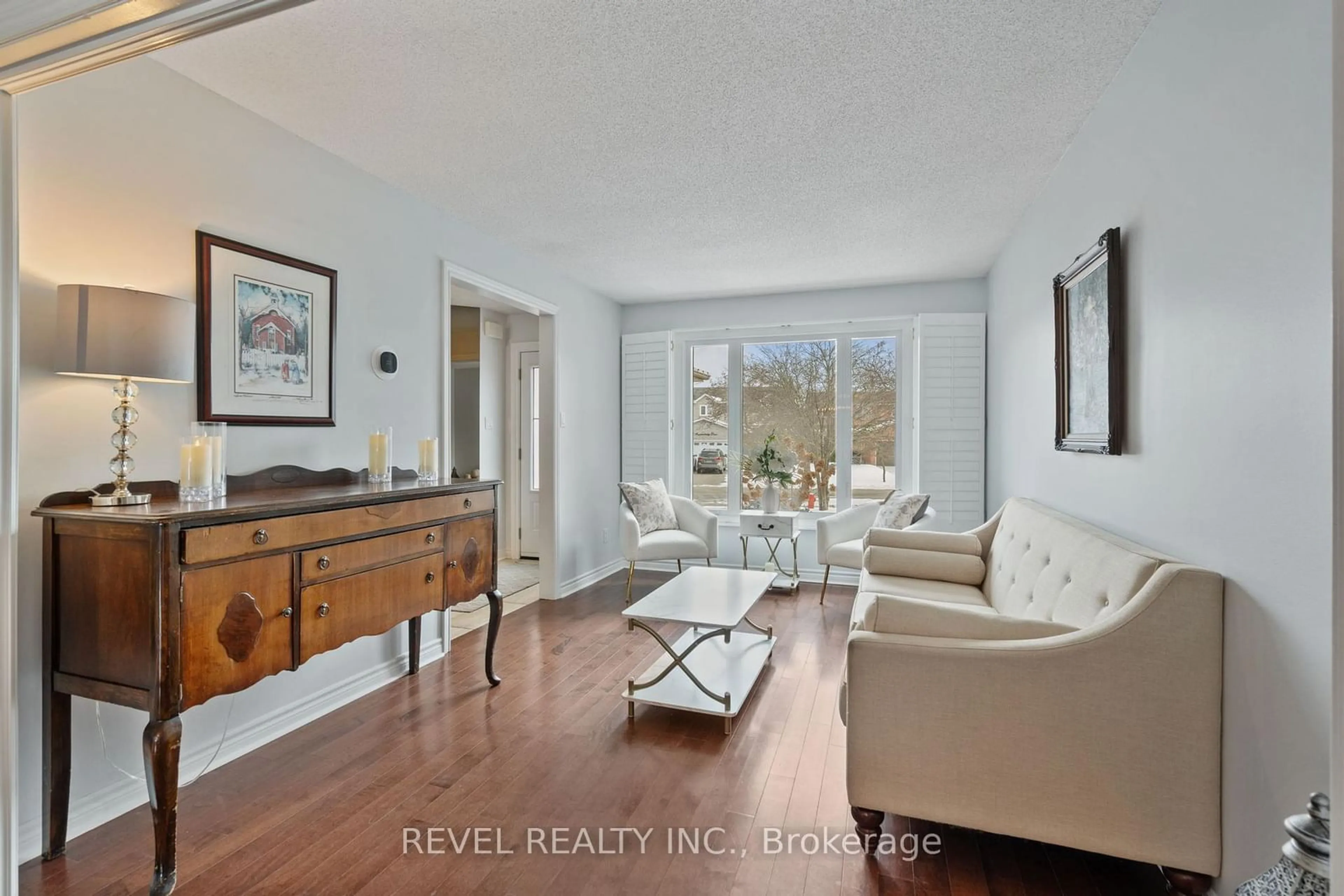 Living room with furniture, unknown for 54 Fountainbridge Dr, Caledon Ontario L7E 1N4