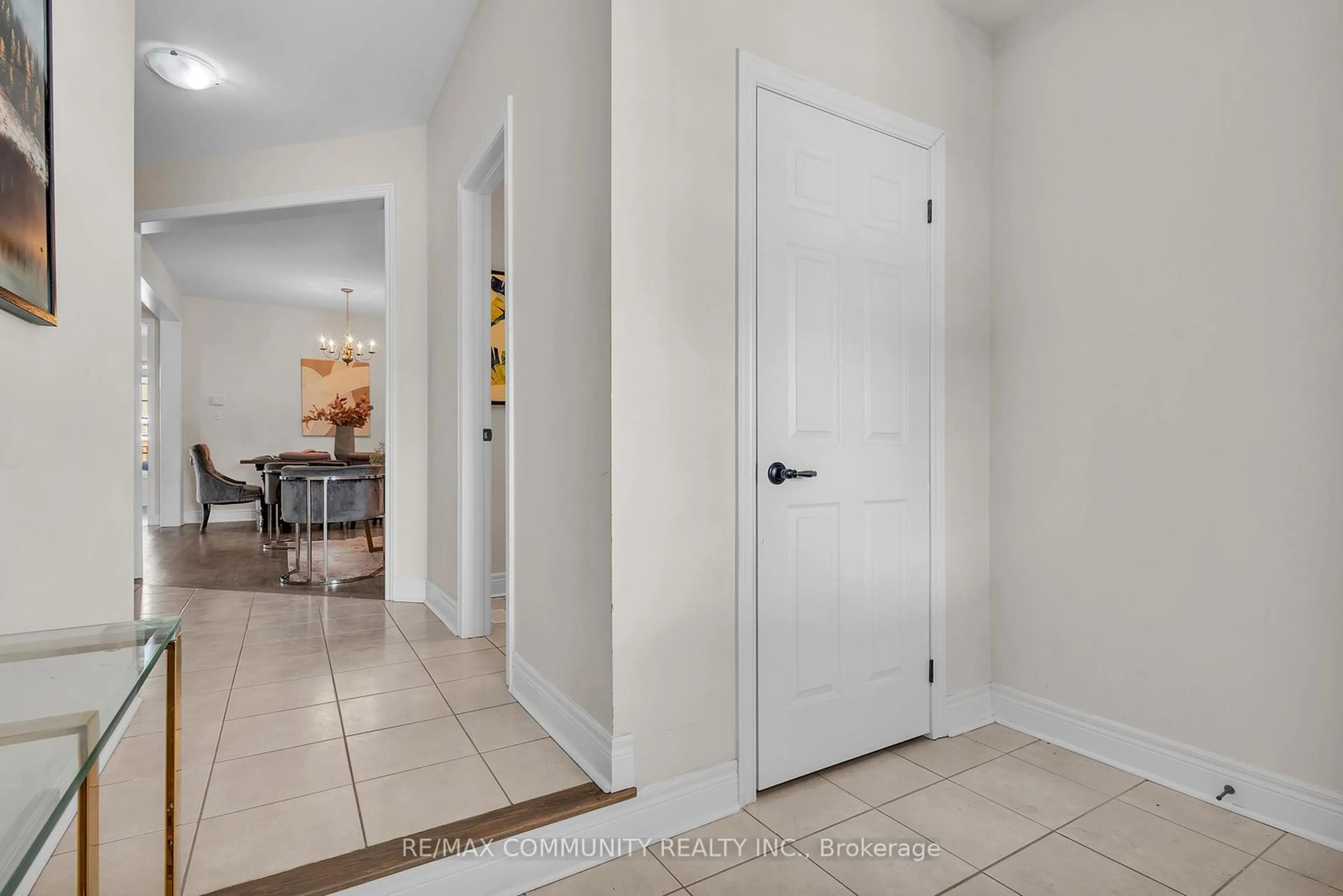 Indoor entryway for 18 Walworth St, Halton Hills Ontario L7G 0N5