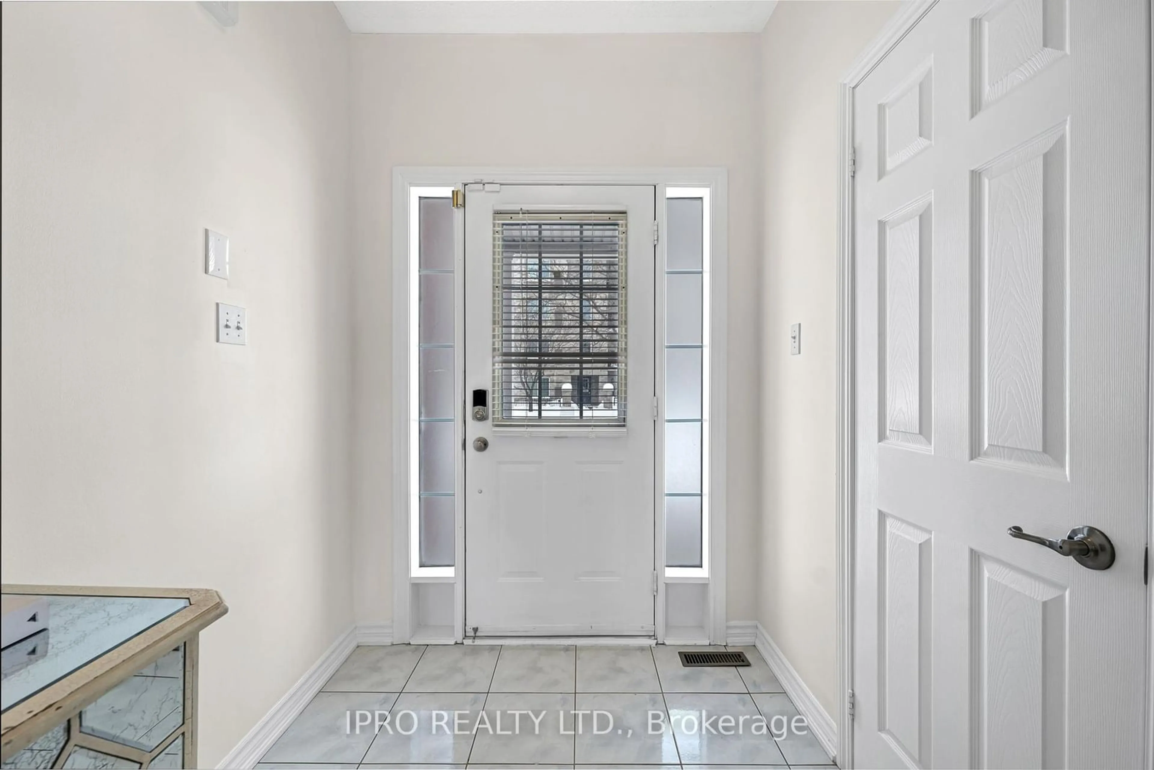 Indoor entryway for 280 Alexander Cres, Milton Ontario L9T 7C4