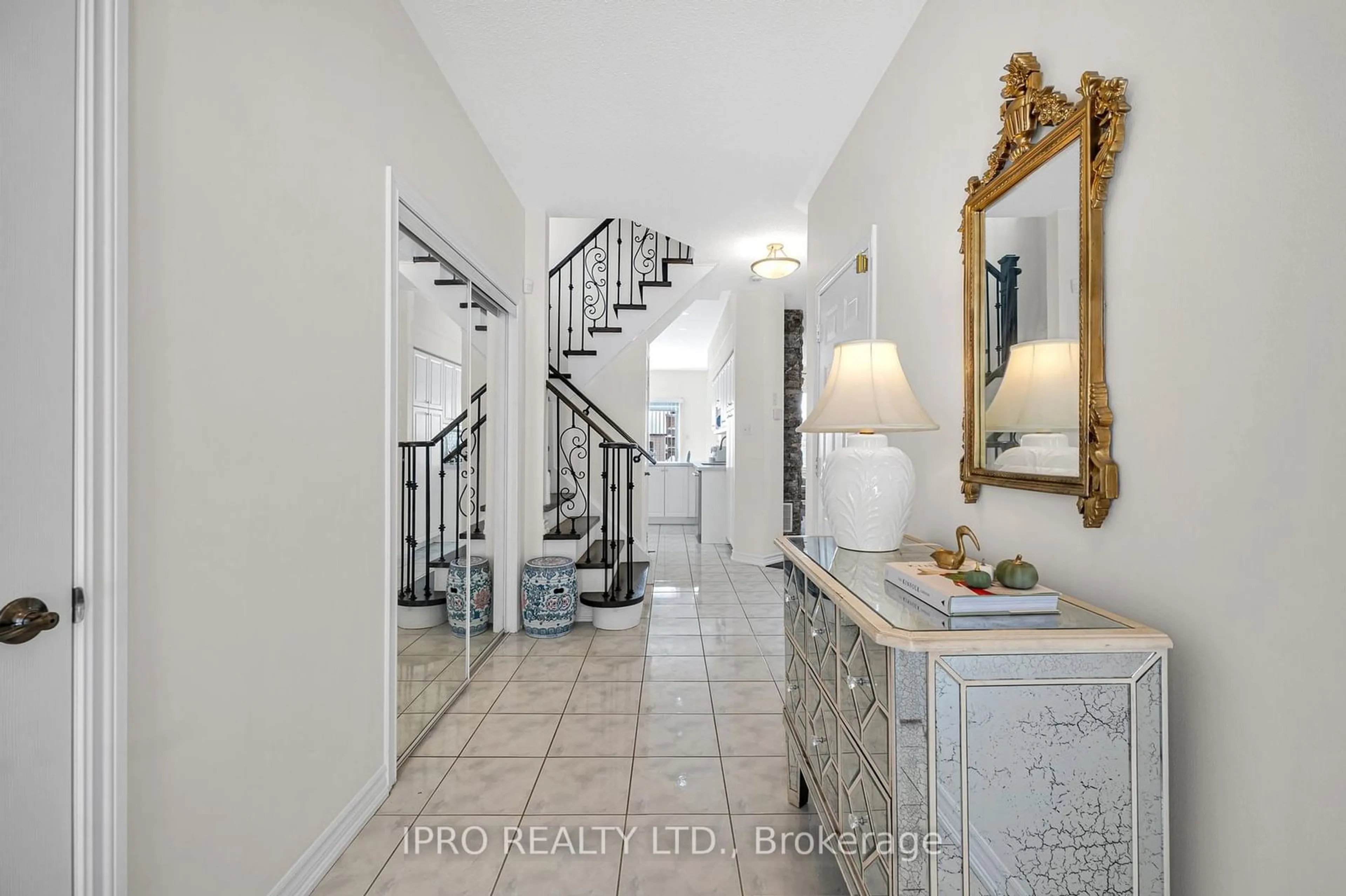 Indoor foyer for 280 Alexander Cres, Milton Ontario L9T 7C4