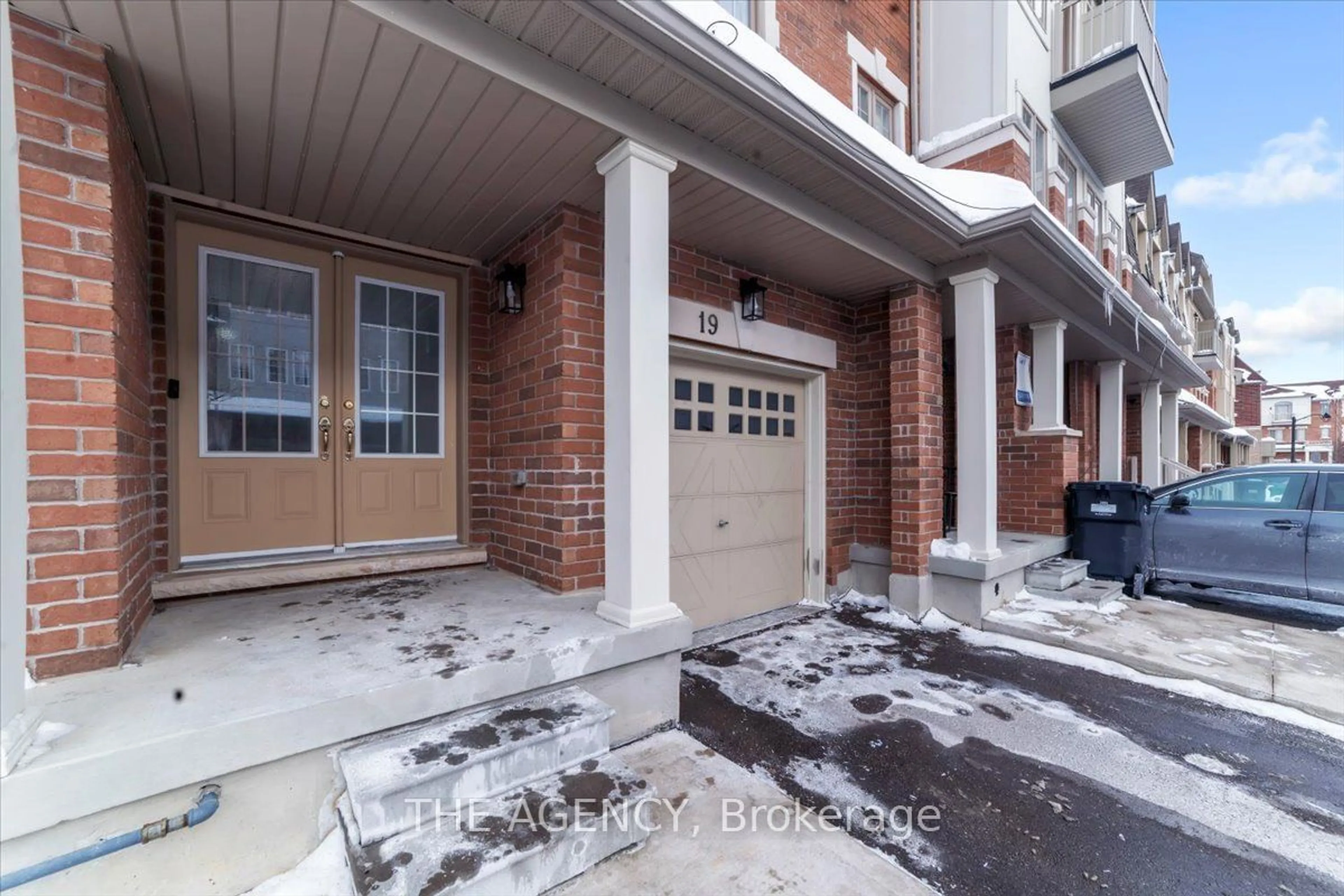 Indoor entryway for 19 Hobart Gdns, Brampton Ontario L6Z 0J1