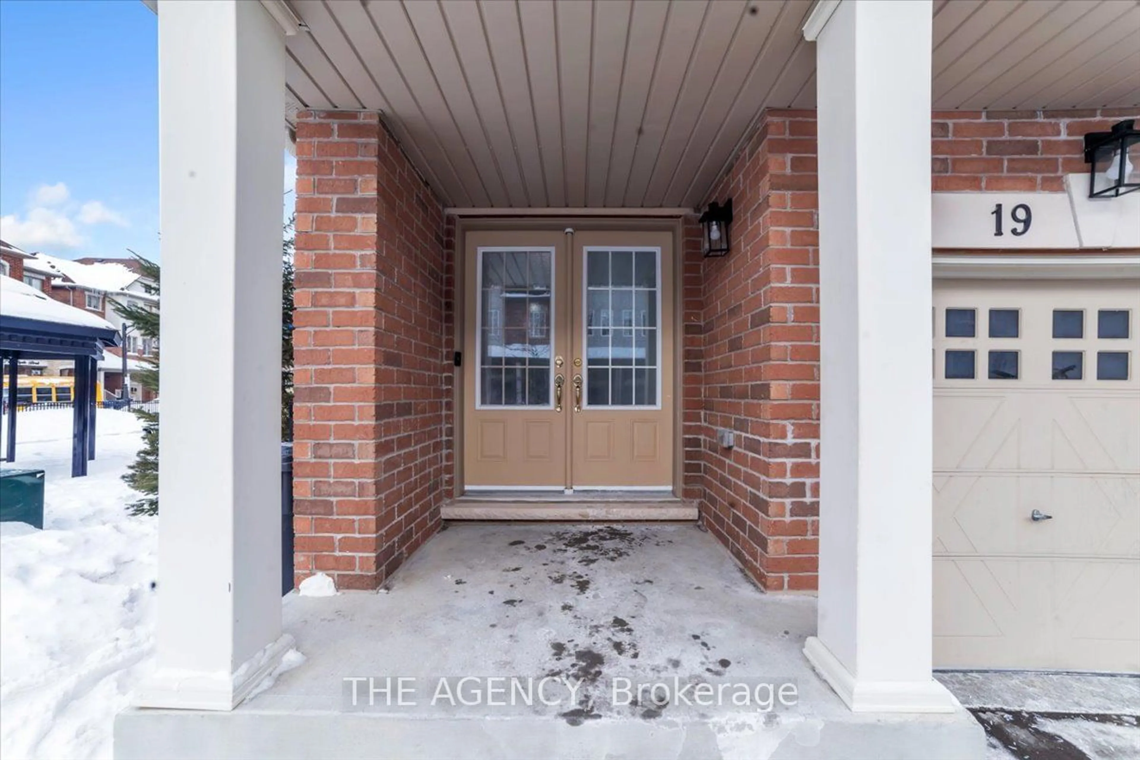 Indoor entryway for 19 Hobart Gdns, Brampton Ontario L6Z 0J1