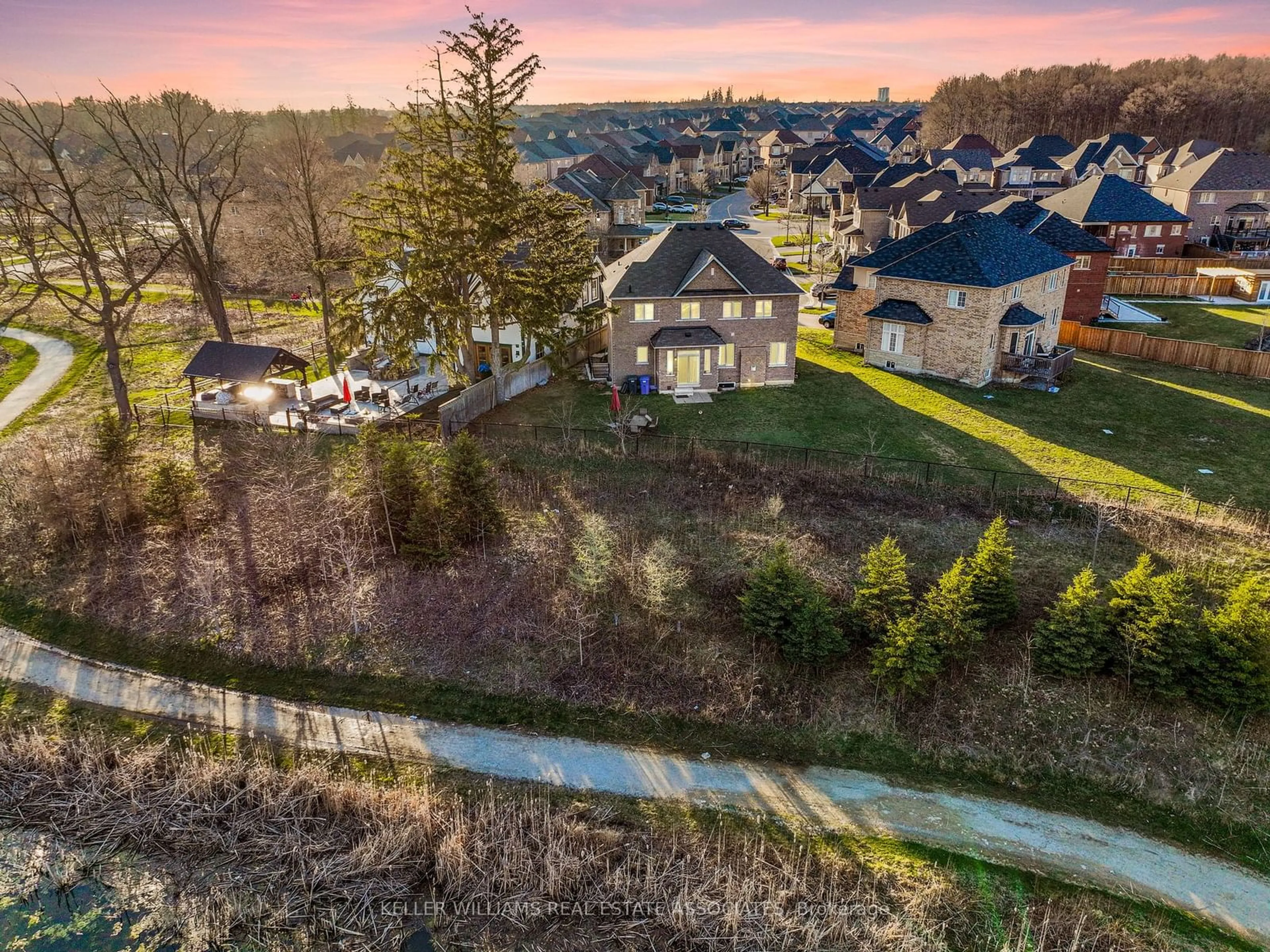 A pic from outside/outdoor area/front of a property/back of a property/a pic from drone, street for 12 Seabrook Pl, Brampton Ontario L6Y 0X5