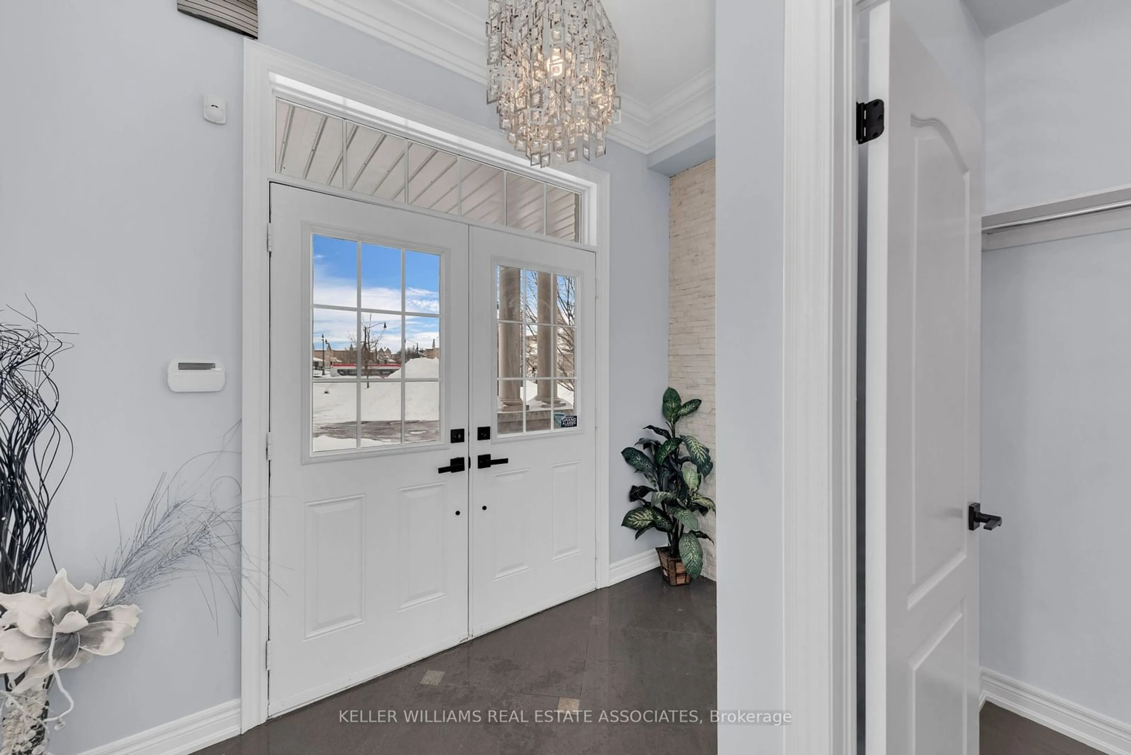 Indoor entryway for 12 Seabrook Pl, Brampton Ontario L6Y 0X5