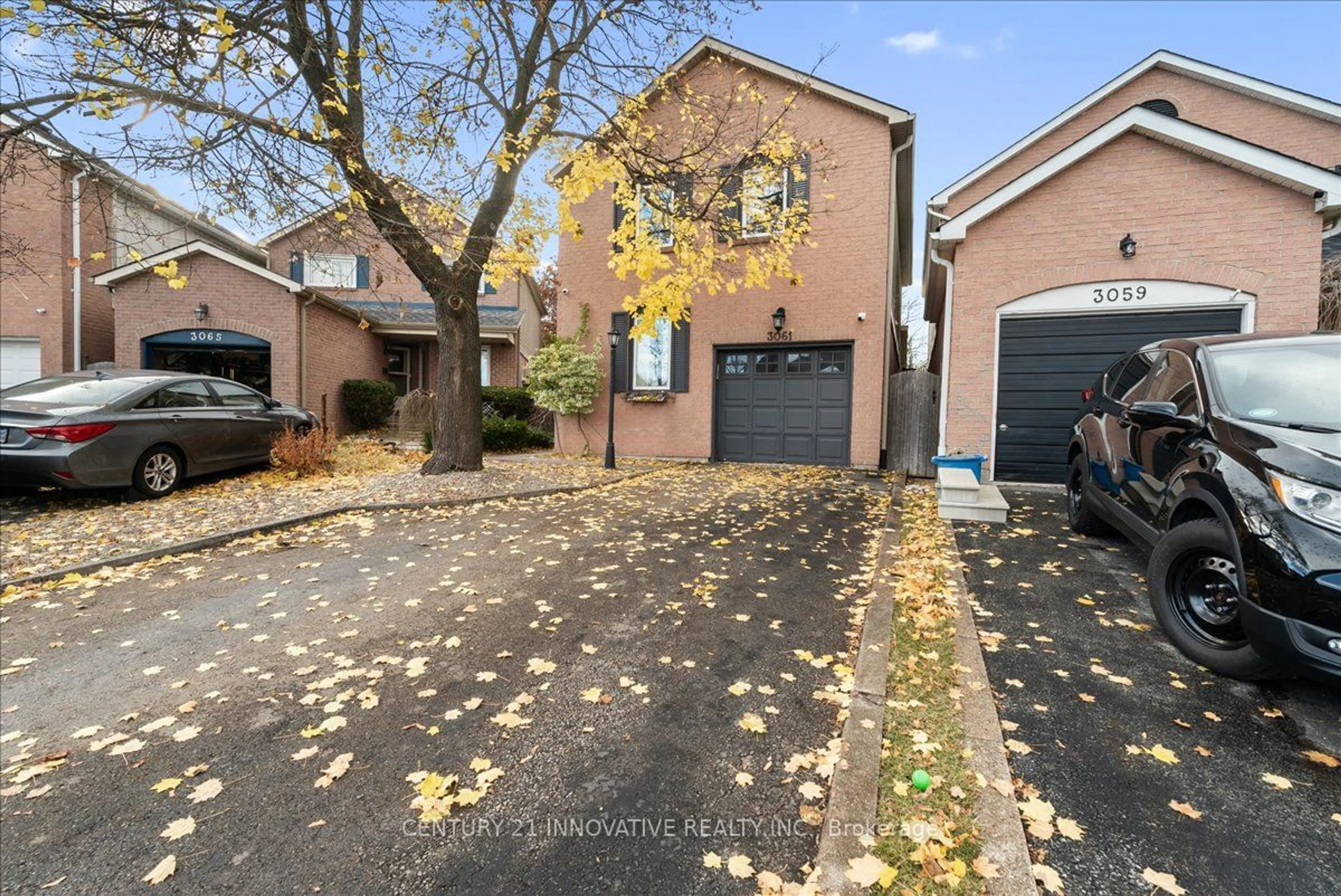 A pic from outside/outdoor area/front of a property/back of a property/a pic from drone, street for 3061 Ilomar Crt, Mississauga Ontario L5N 5B9