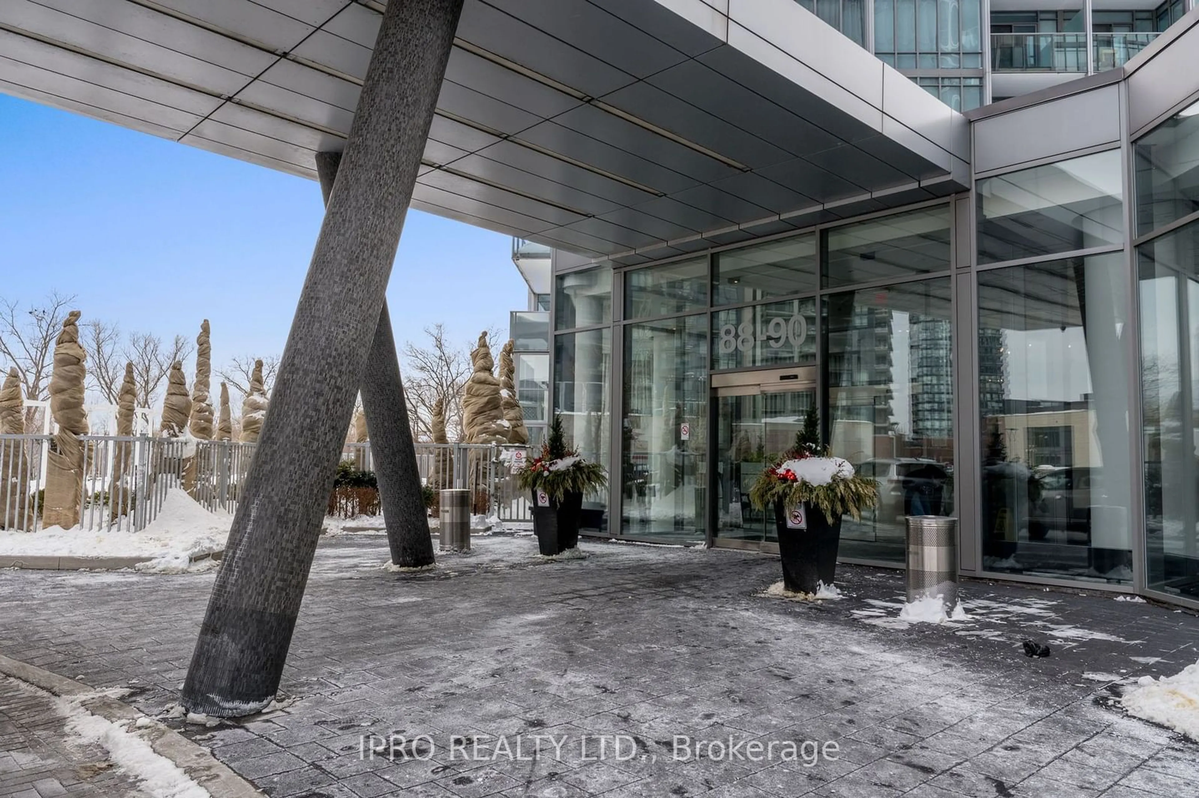 Indoor foyer for 90 Parklawn Rd #705, Toronto Ontario M8Y 0B6