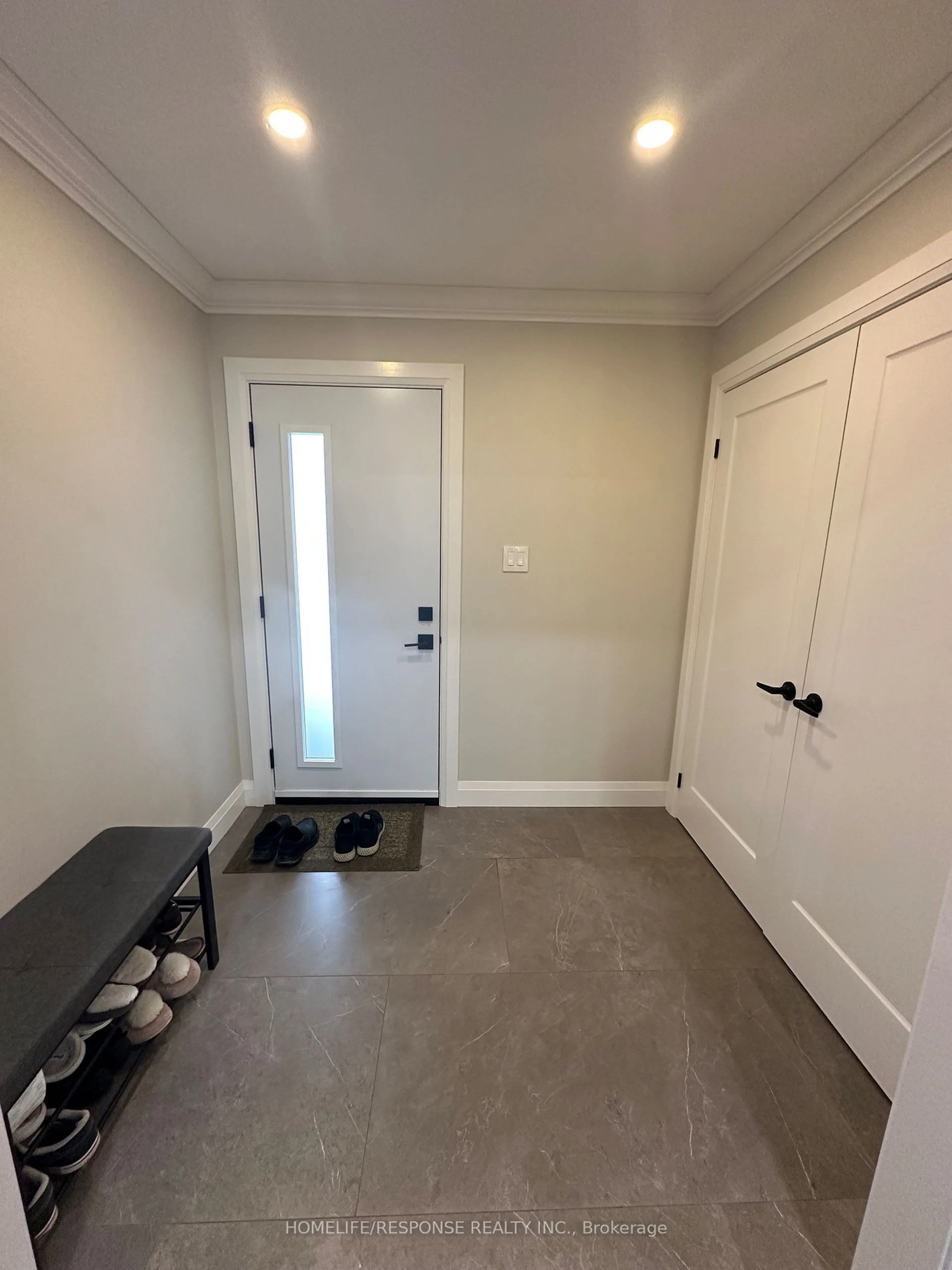 Indoor entryway for 3215 SHADETREE Dr, Mississauga Ontario L5N 6P4