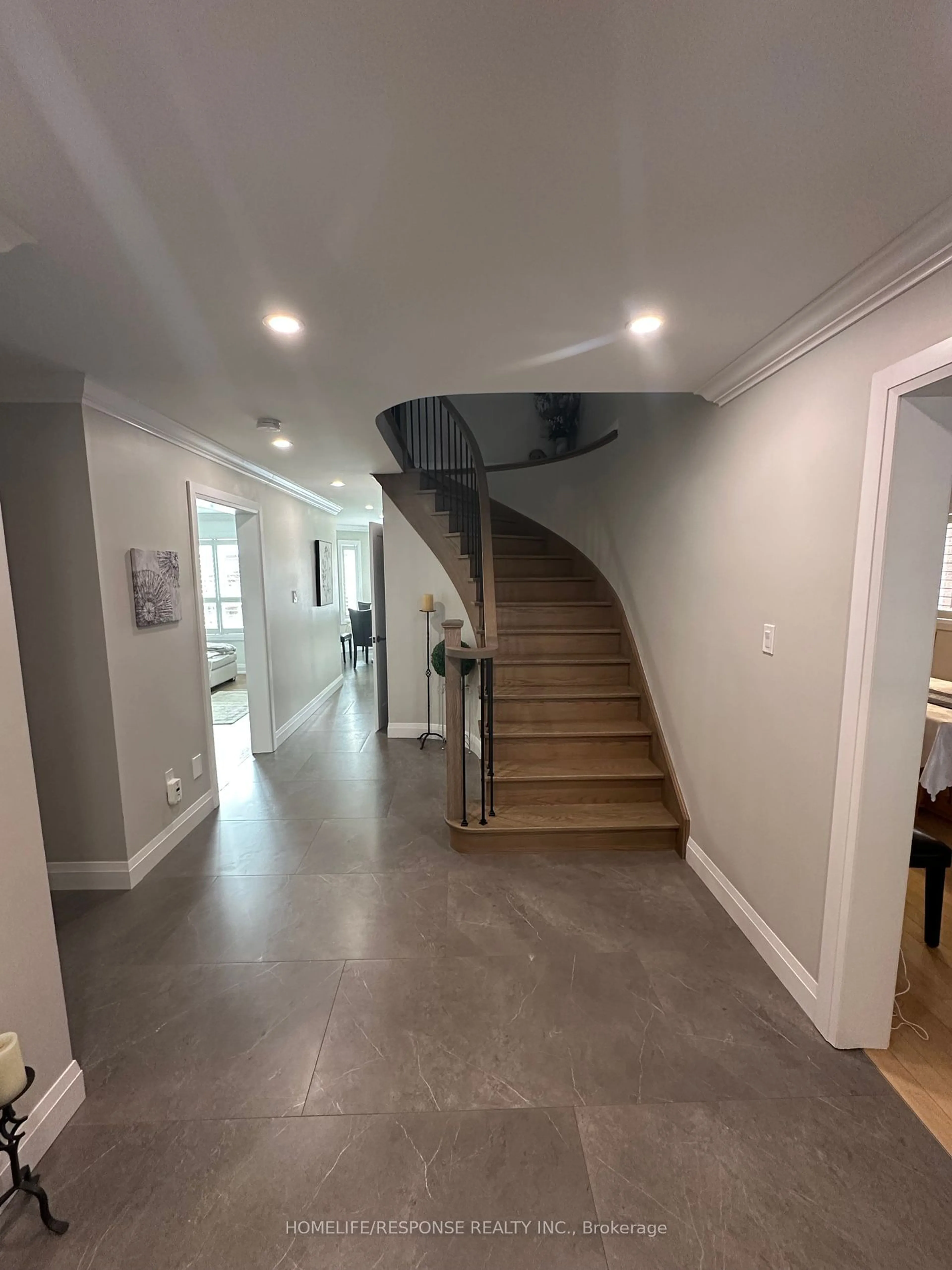 Indoor foyer for 3215 SHADETREE Dr, Mississauga Ontario L5N 6P4