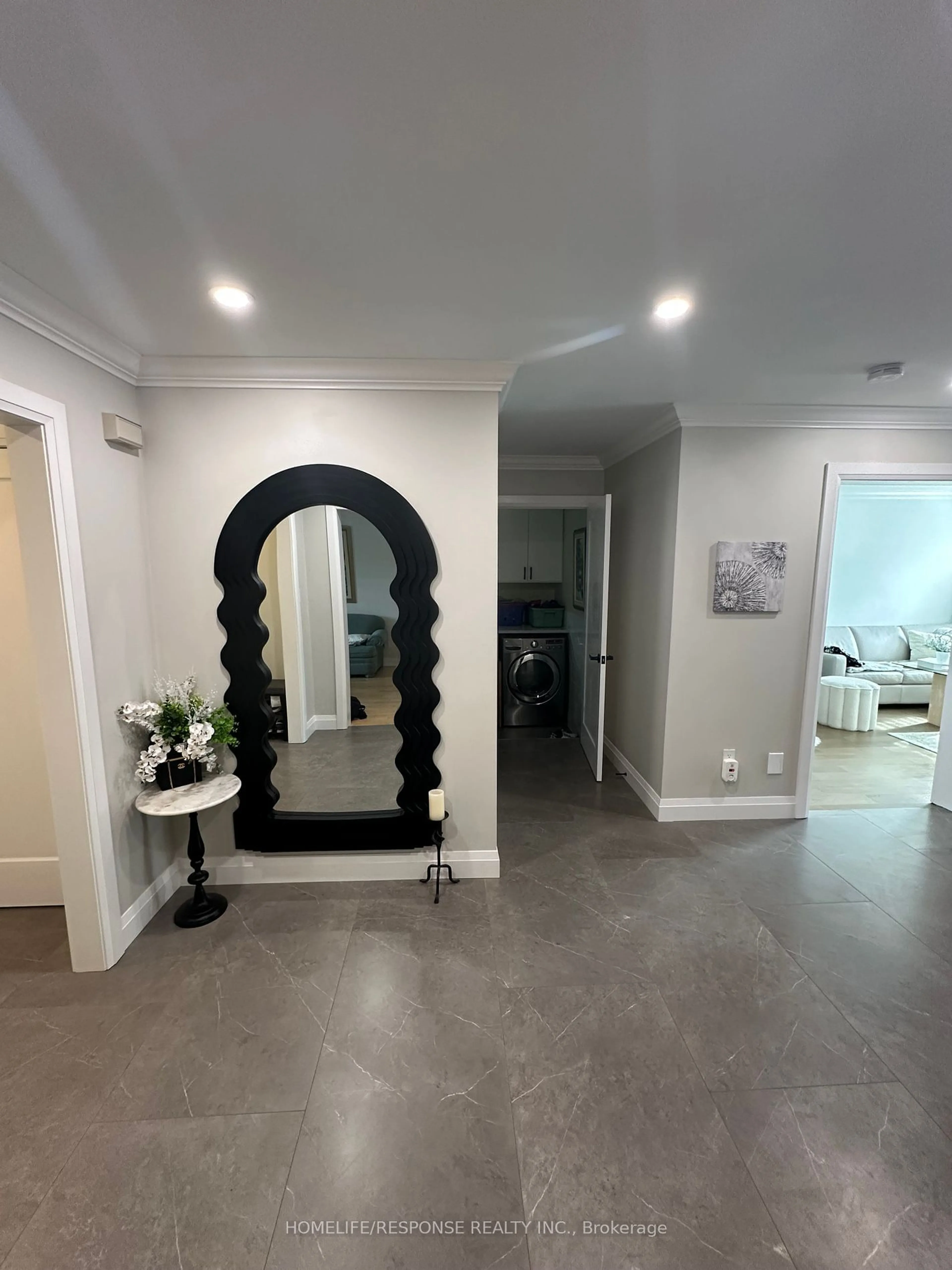 Indoor entryway for 3215 SHADETREE Dr, Mississauga Ontario L5N 6P4