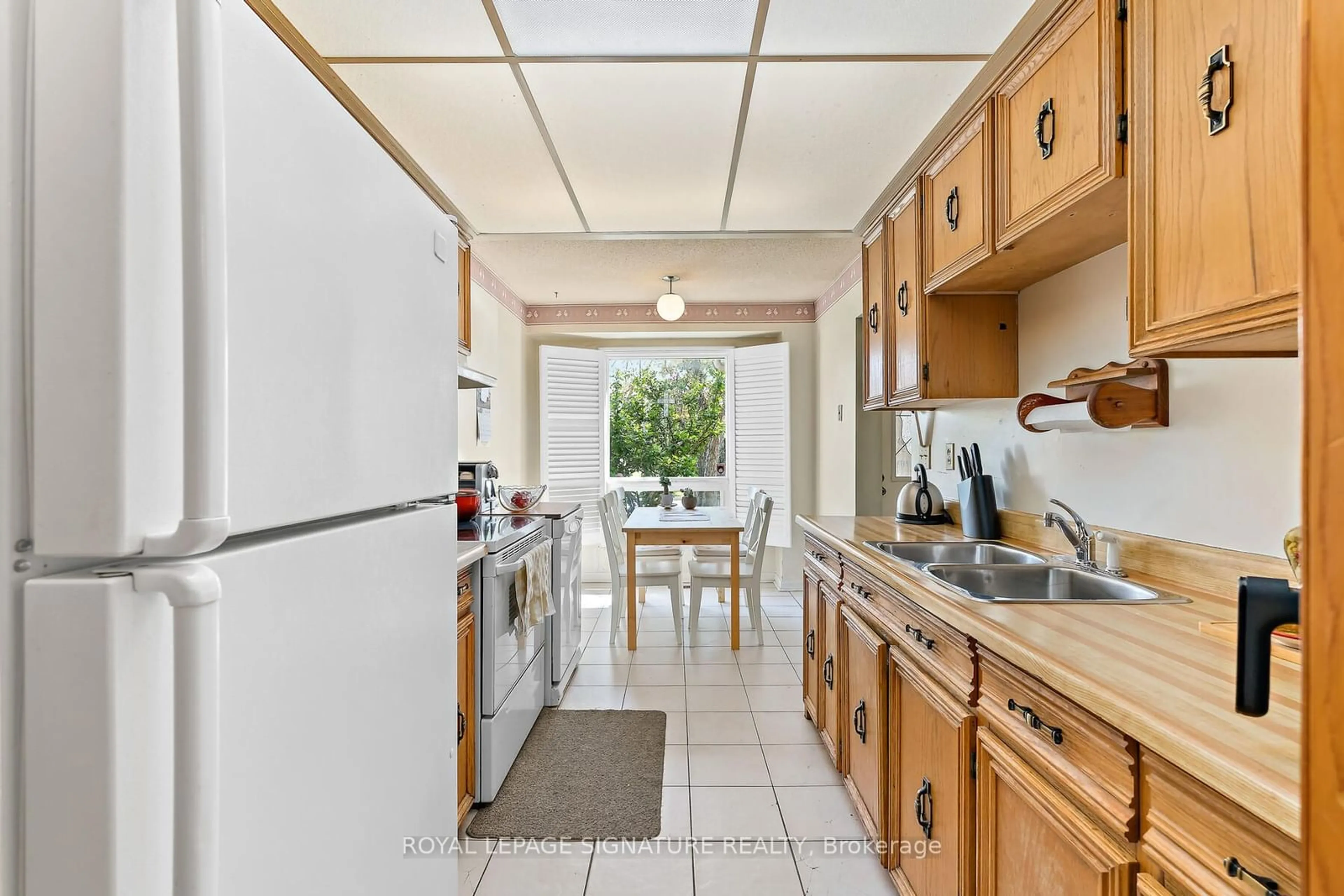 Standard kitchen, ceramic/tile floor for 28 Lindridge Ave, Brampton Ontario L6S 3X1