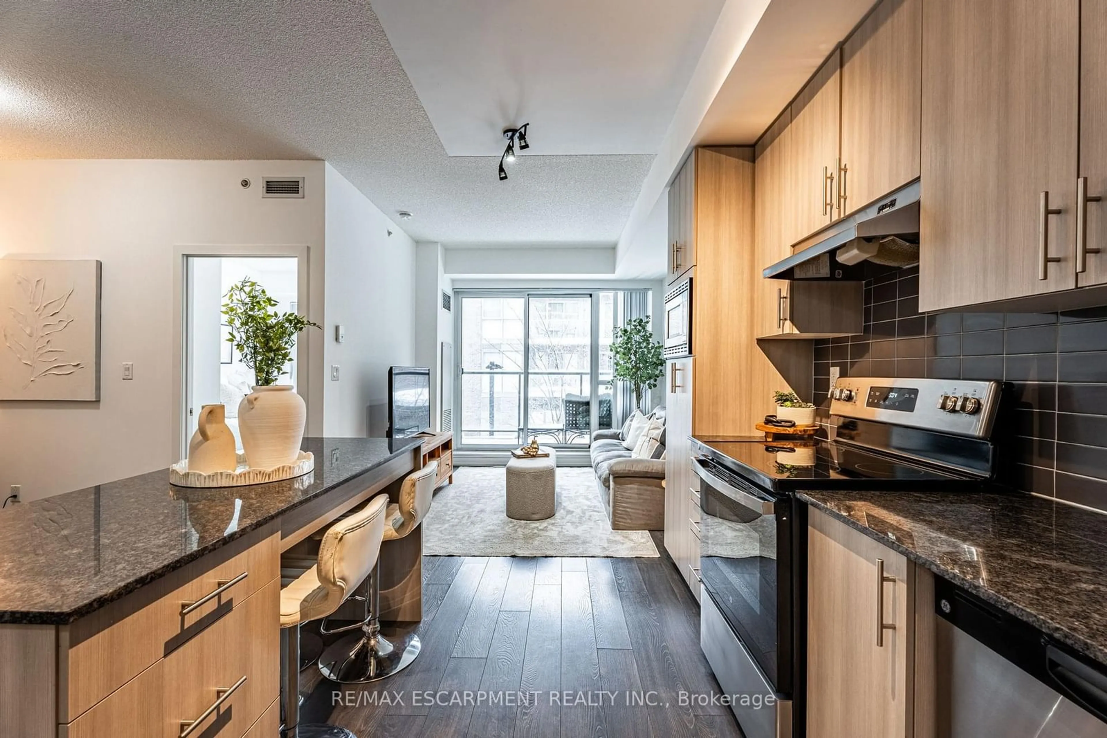 Open concept kitchen, unknown for 1284 Guelph Line #220, Burlington Ontario L7P 0T9