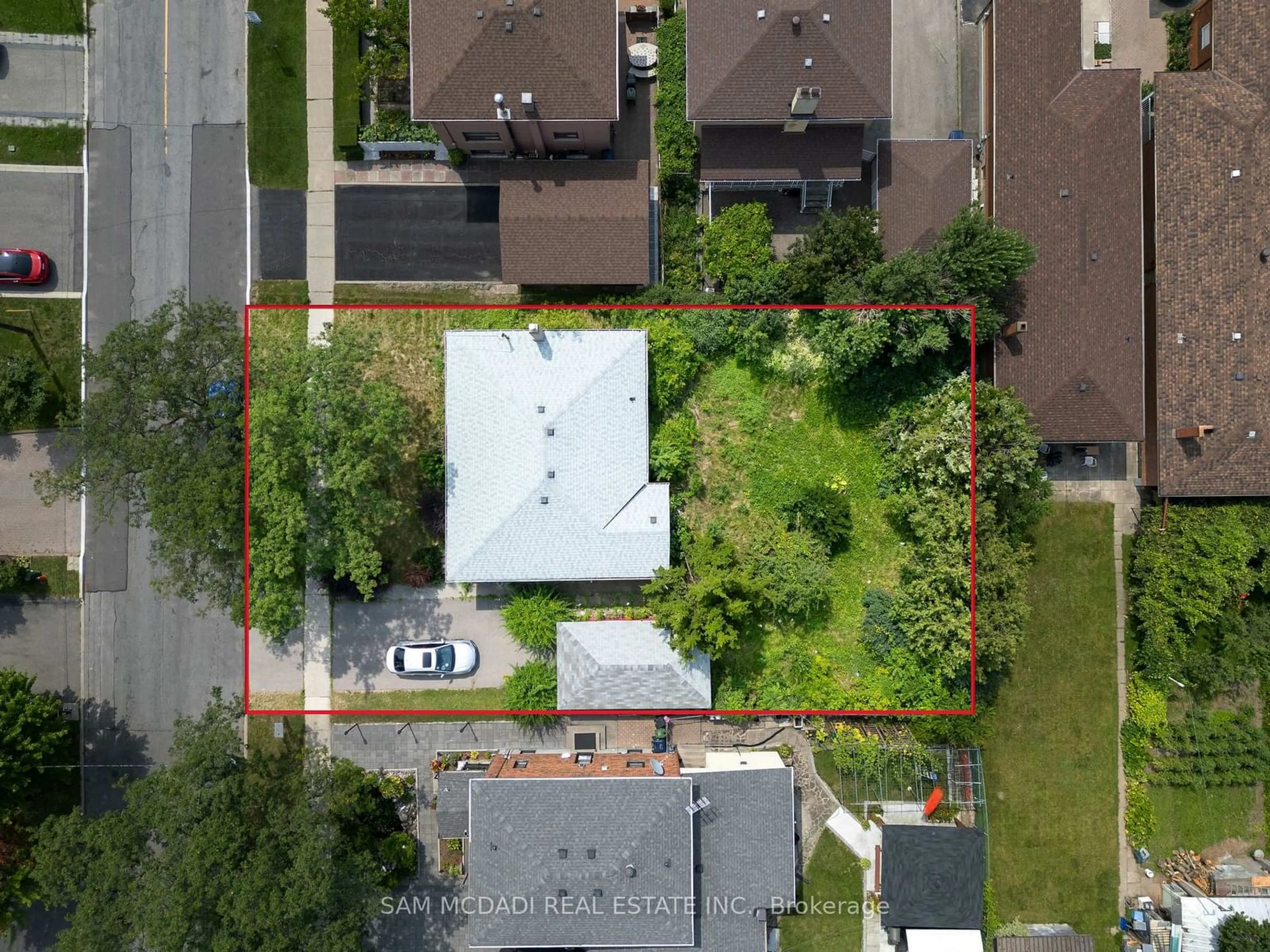 A pic from outside/outdoor area/front of a property/back of a property/a pic from drone, street for 34 Highview Ave, Toronto Ontario M3M 1C4