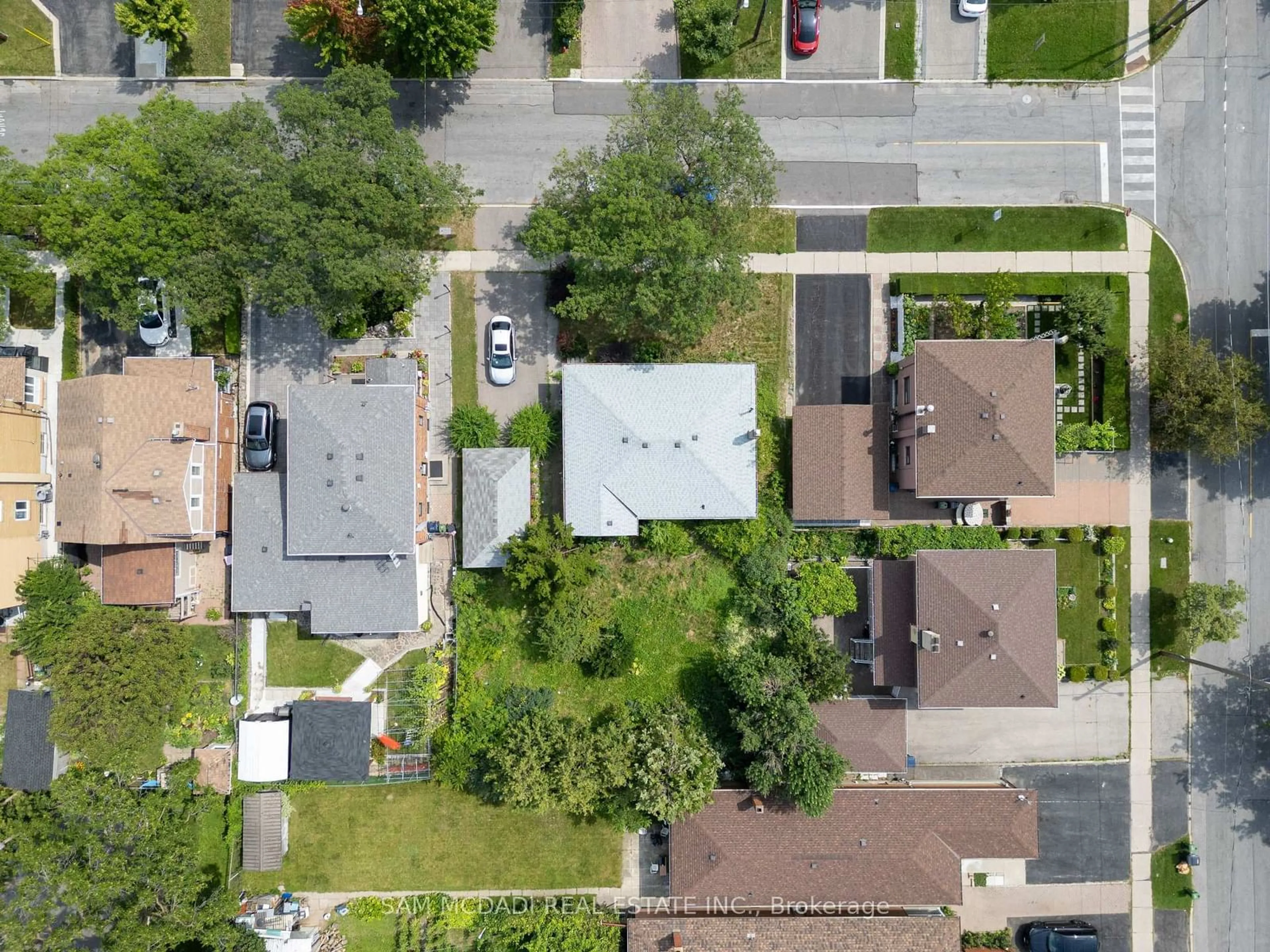 A pic from outside/outdoor area/front of a property/back of a property/a pic from drone, street for 34 Highview Ave, Toronto Ontario M3M 1C4