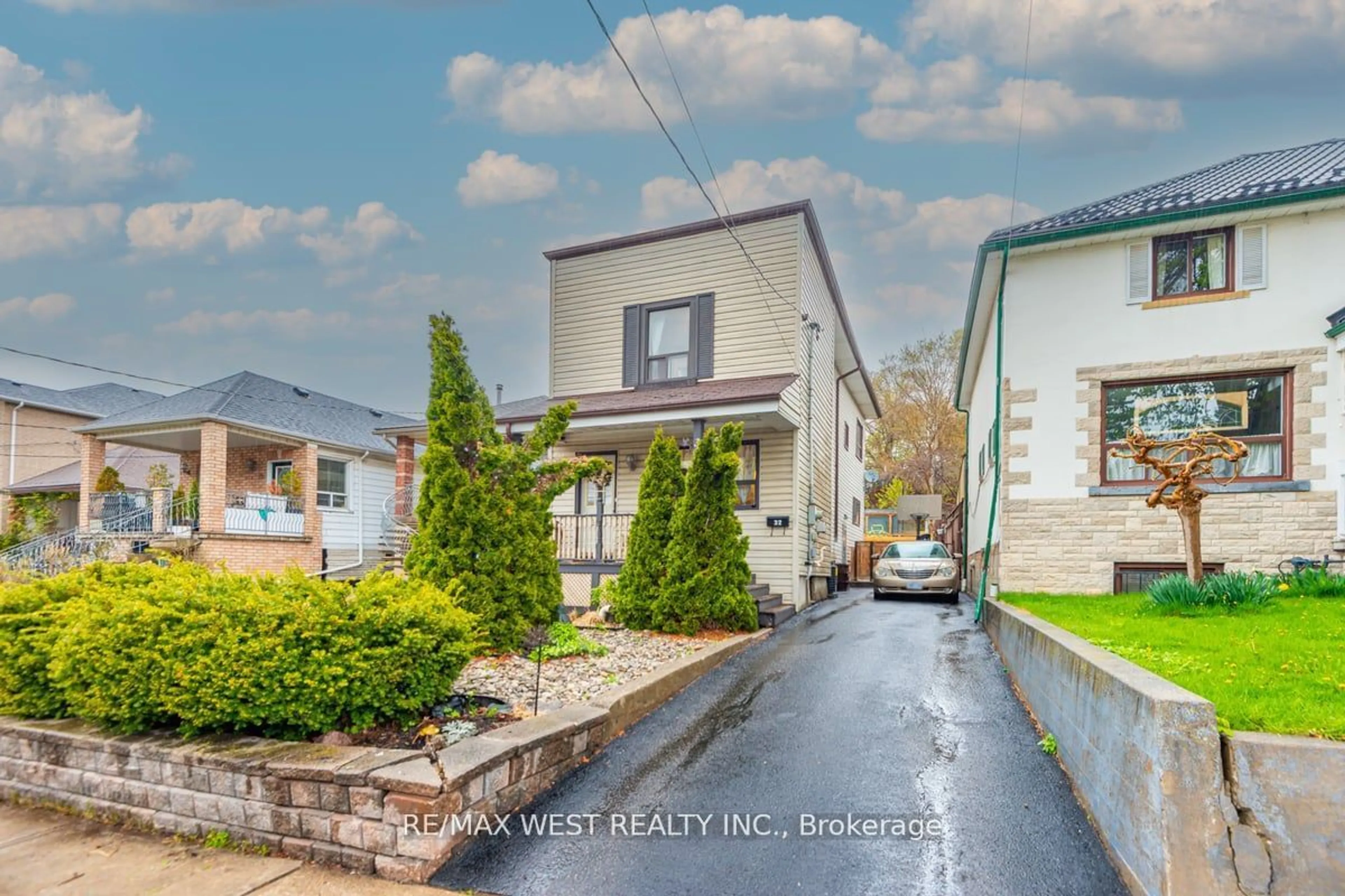 A pic from outside/outdoor area/front of a property/back of a property/a pic from drone, street for 32 Holmesdale Rd, Toronto Ontario M6E 1Y1