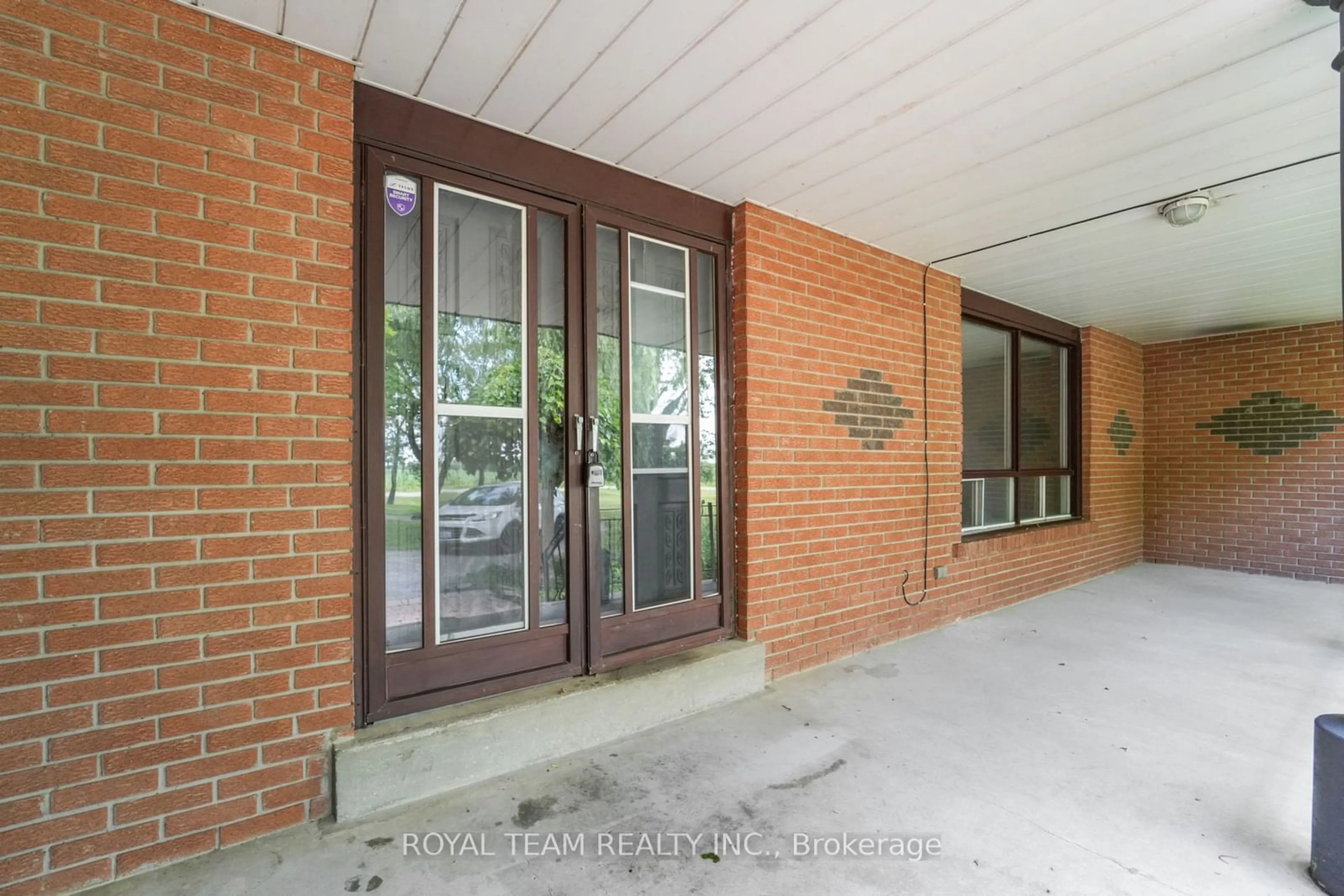 Indoor foyer for 13595 Centreville Creek Rd, Caledon Ontario L7C 3B9