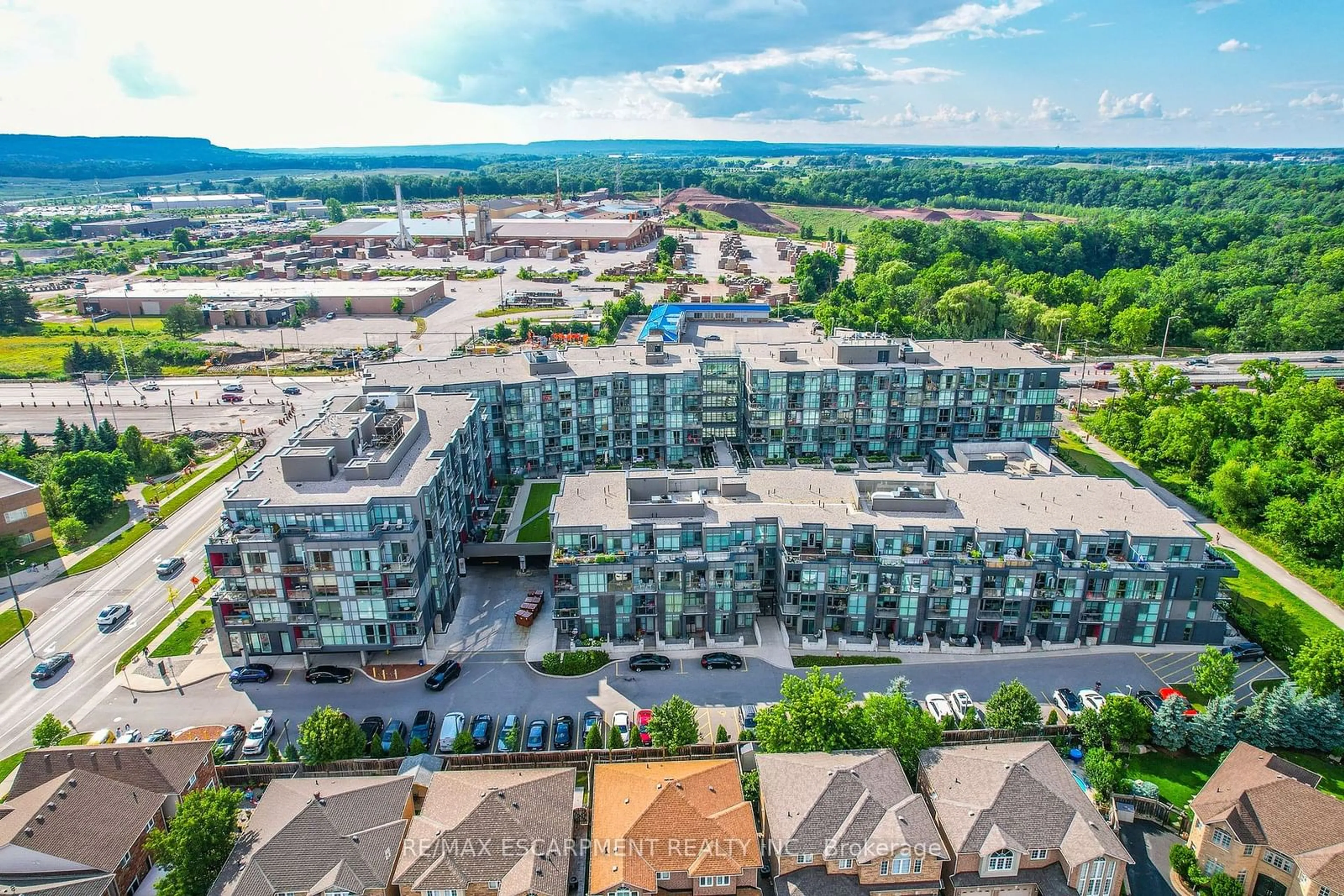 A pic from outside/outdoor area/front of a property/back of a property/a pic from drone, unknown for 5230 DUNDAS St #527, Burlington Ontario L7L 0J5