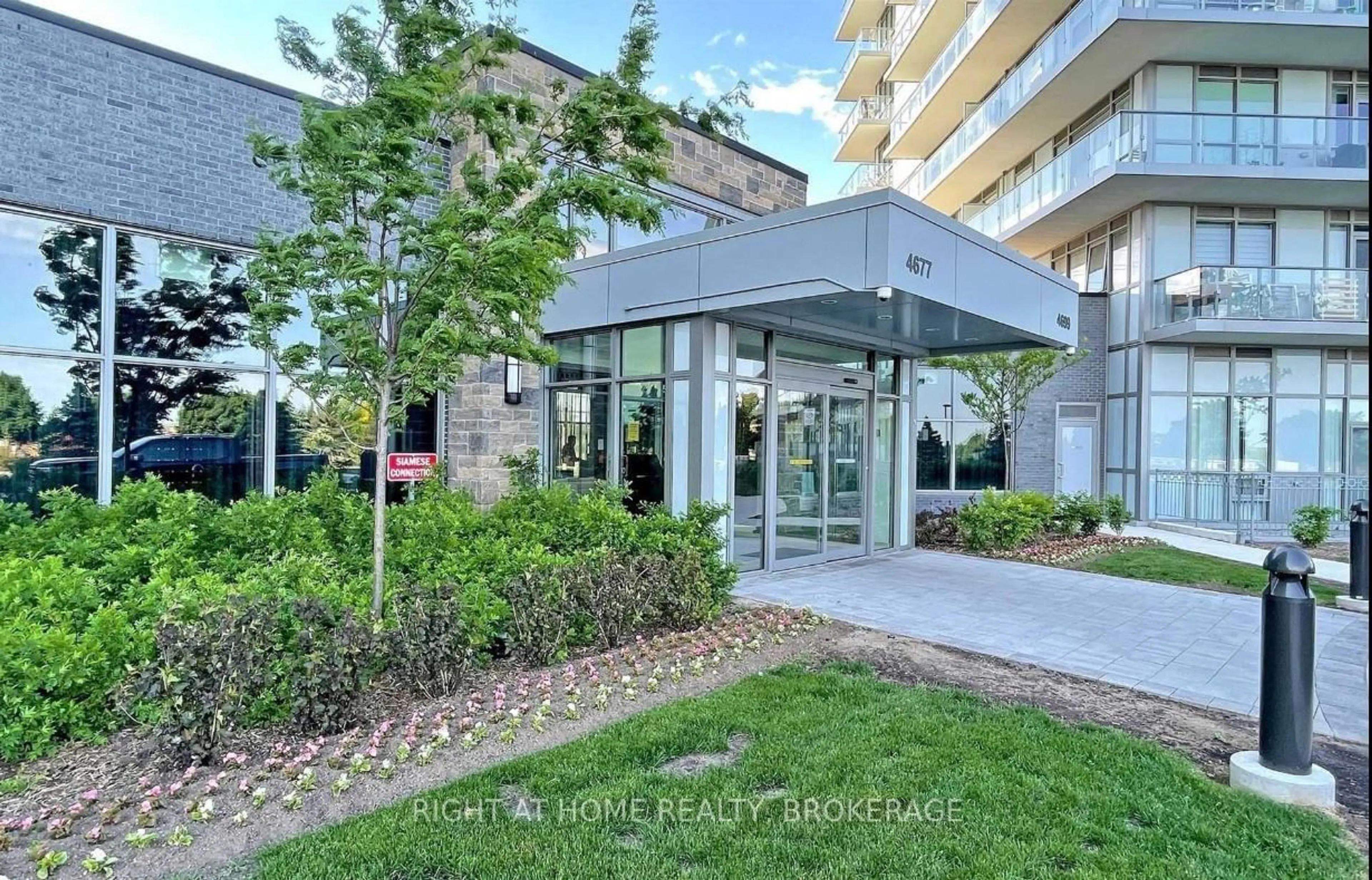 Indoor foyer for 4677 Glen Erin Dr #1406, Mississauga Ontario L5M 2E3