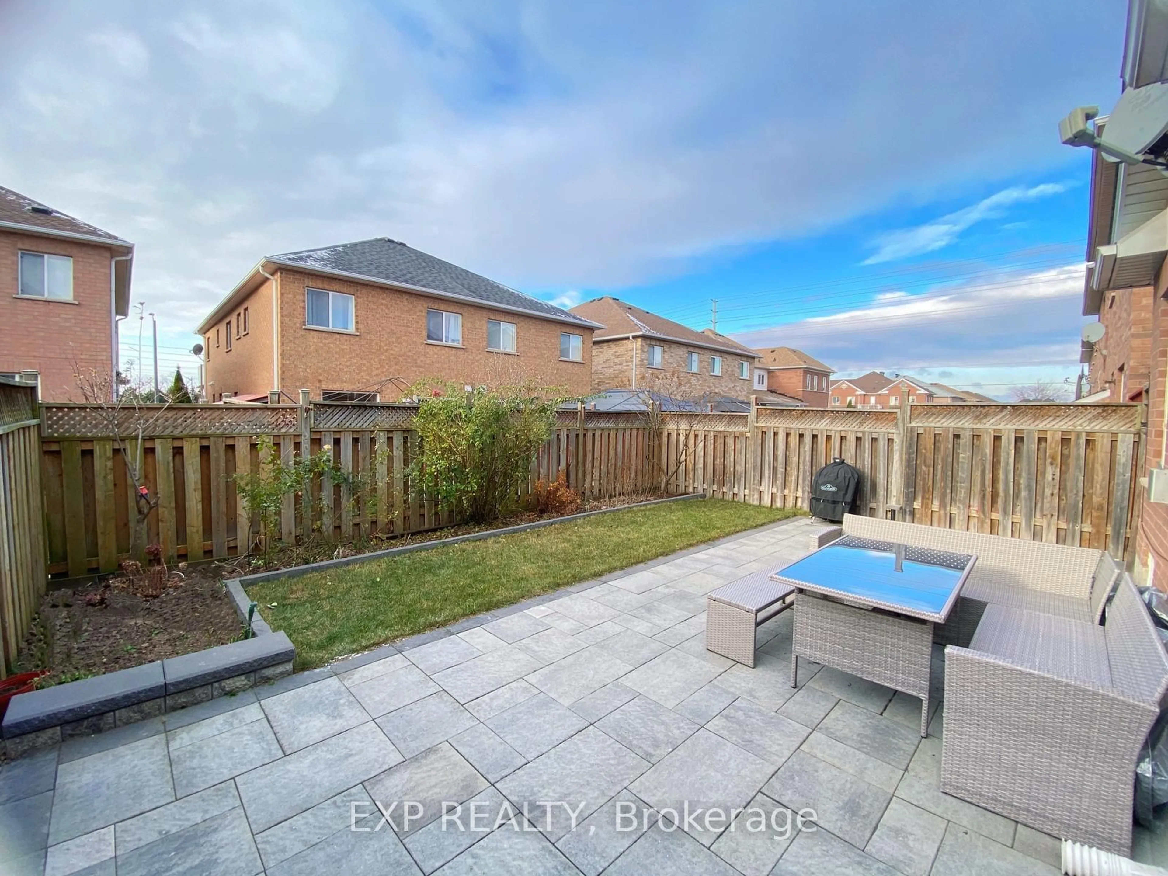 A pic from outside/outdoor area/front of a property/back of a property/a pic from drone, street for 5668 Dolmite Hts, Mississauga Ontario L5M 7B5