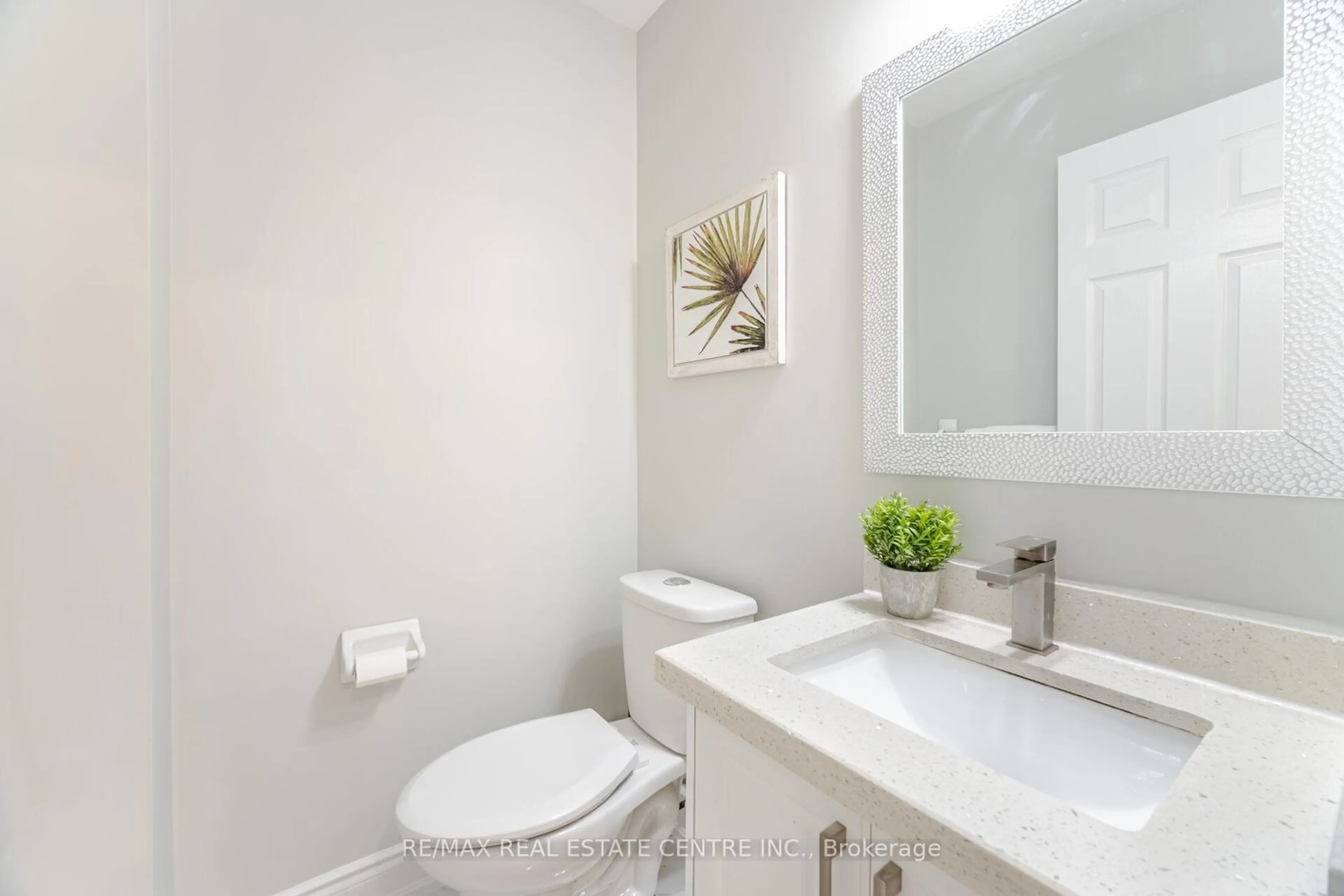 Standard bathroom, ceramic/tile floor for 5341 Lismic Blvd, Mississauga Ontario L5V 1P5