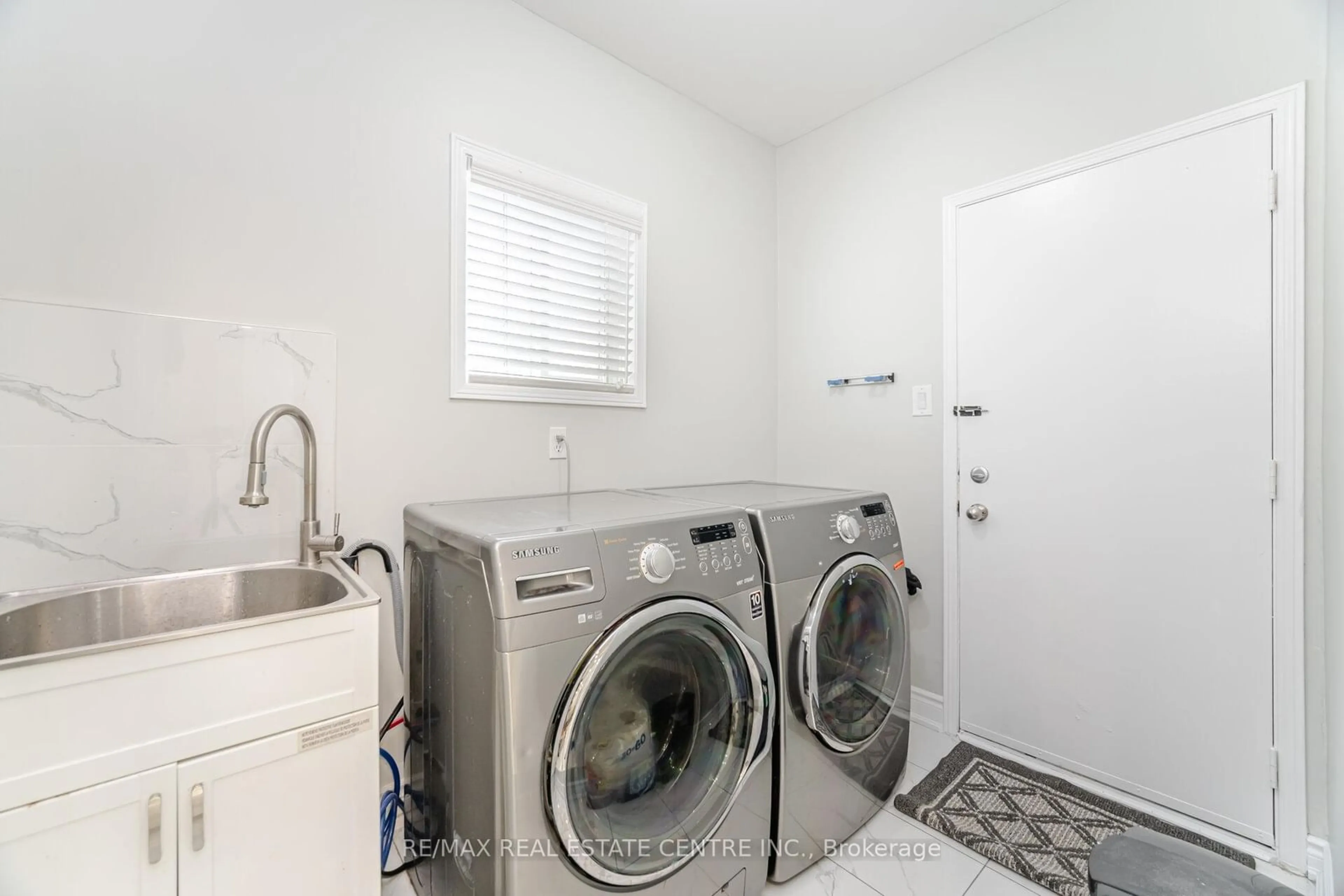 Laundry room for 5341 Lismic Blvd, Mississauga Ontario L5V 1P5