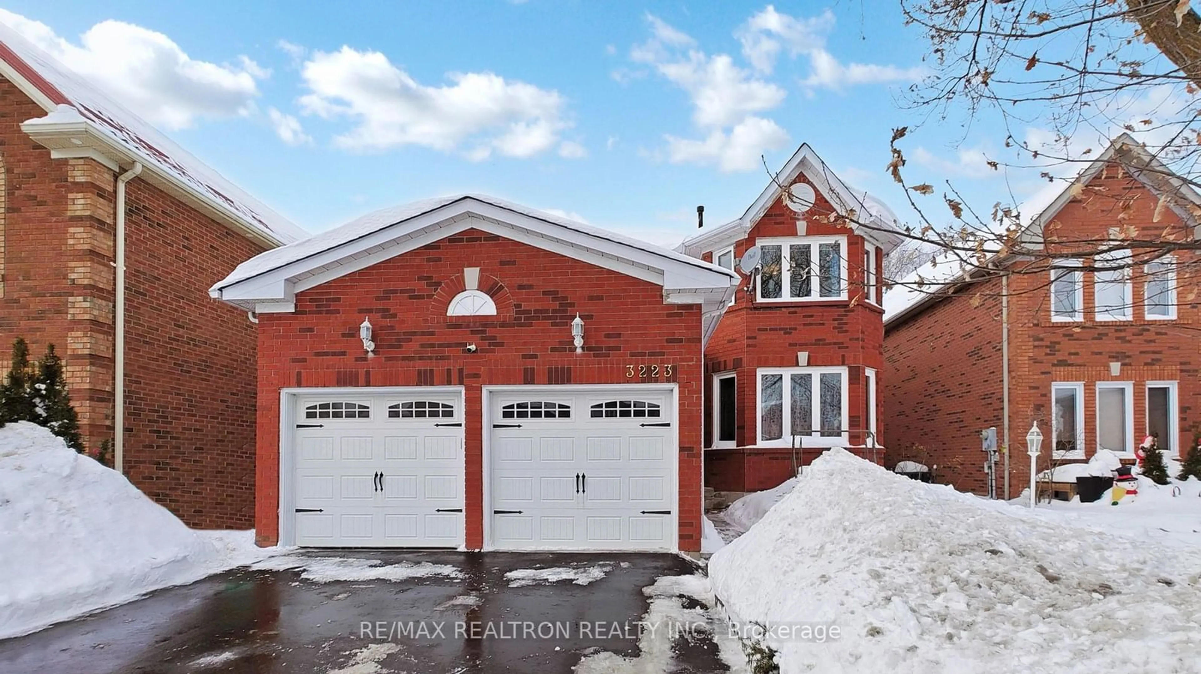 Home with brick exterior material, street for 3223 Bloomfield Dr, Mississauga Ontario L5N 6V2