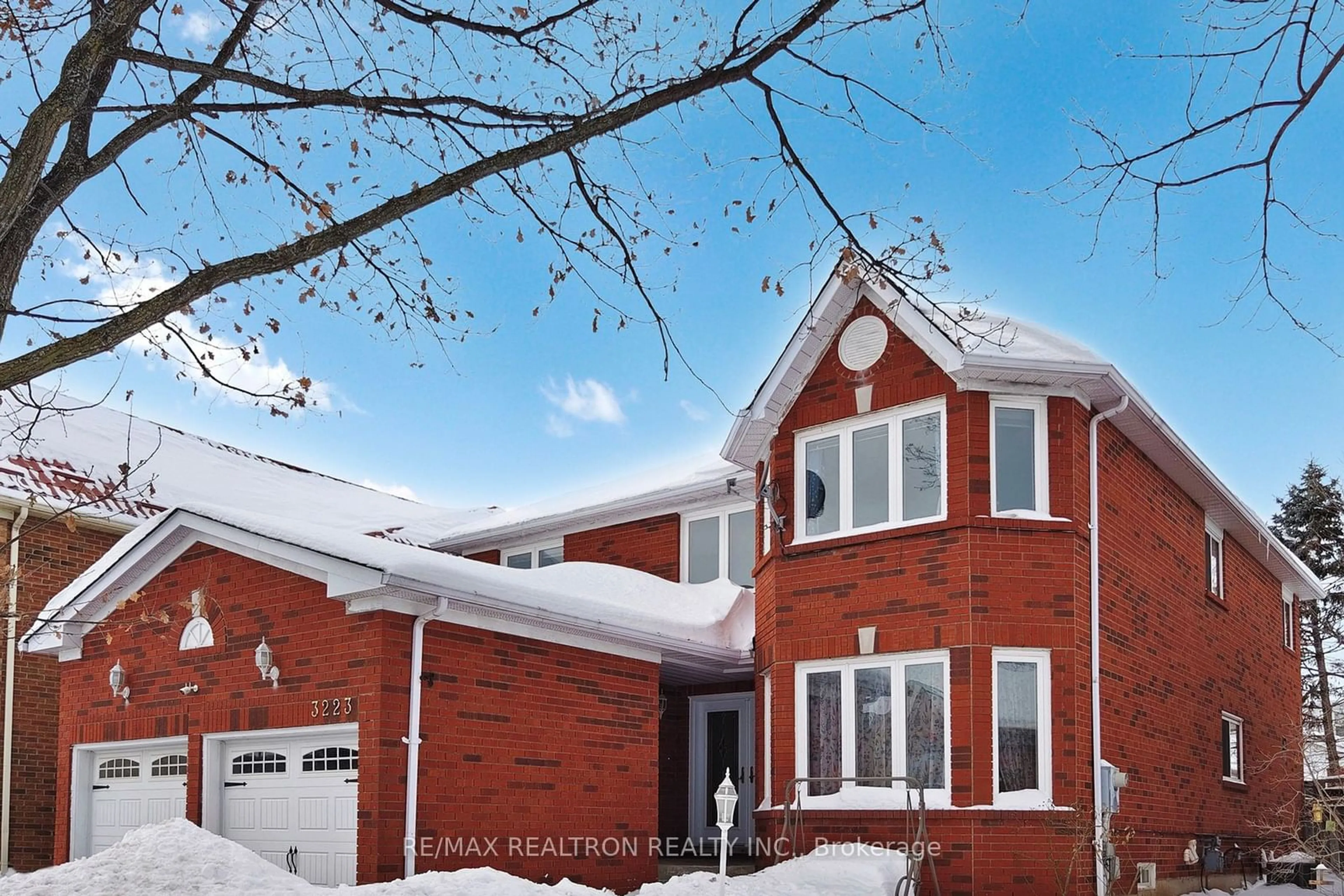 Home with brick exterior material, street for 3223 Bloomfield Dr, Mississauga Ontario L5N 6V2