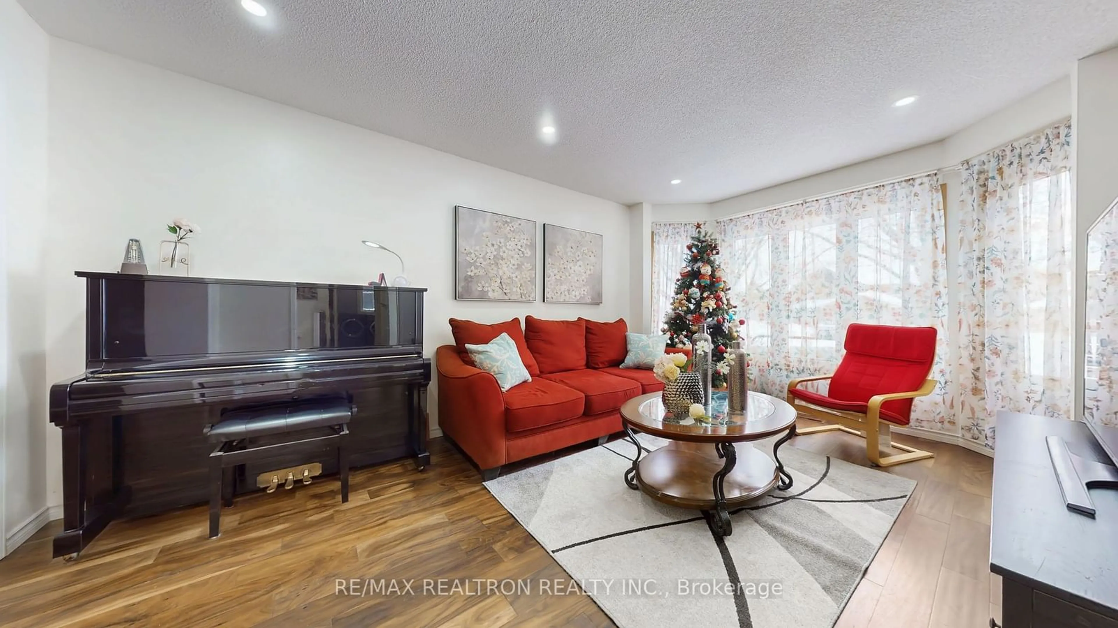 Living room with furniture, wood/laminate floor for 3223 Bloomfield Dr, Mississauga Ontario L5N 6V2