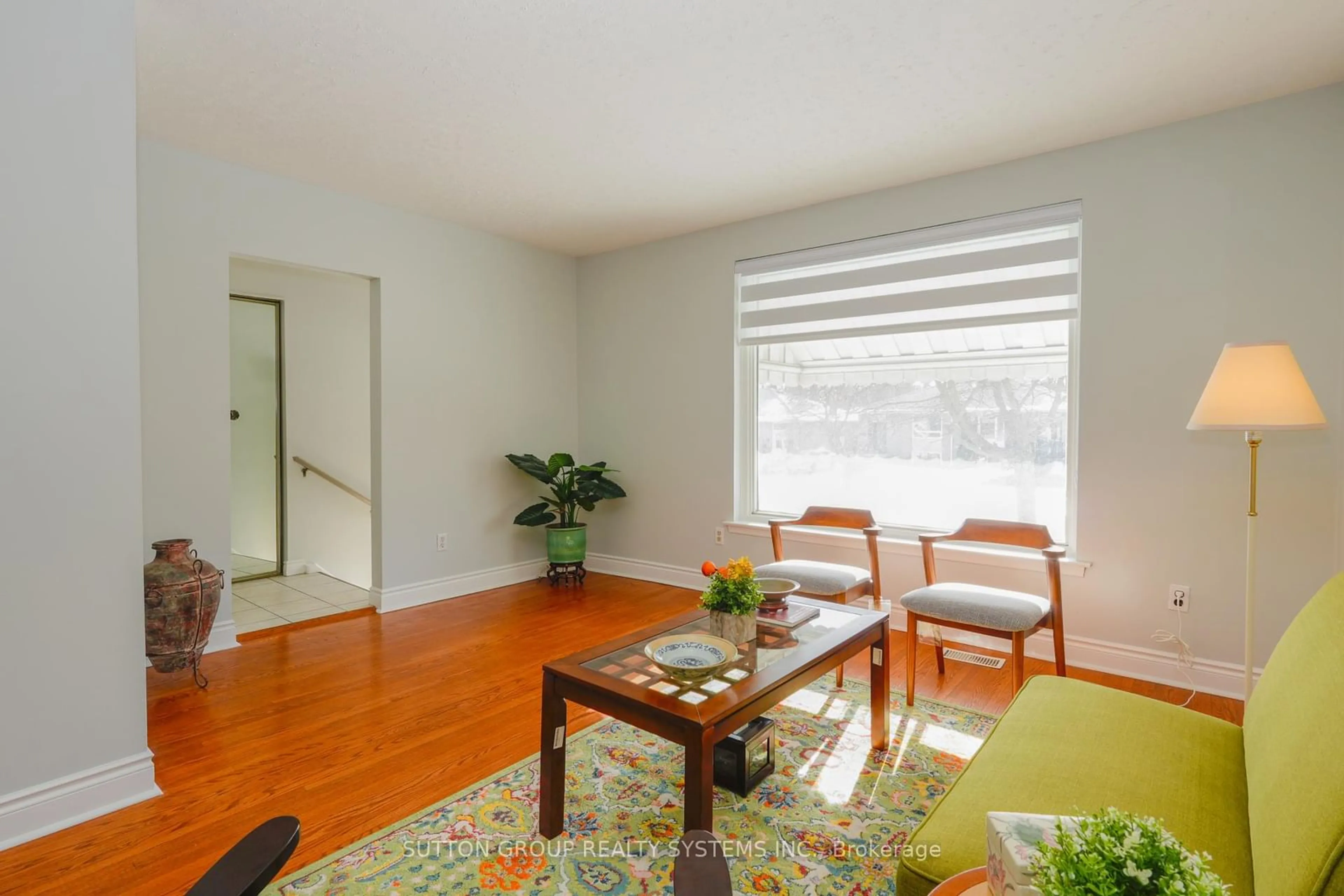 Living room with furniture, wood/laminate floor for 1483 Sandgate Cres, Mississauga Ontario L5J 2E3