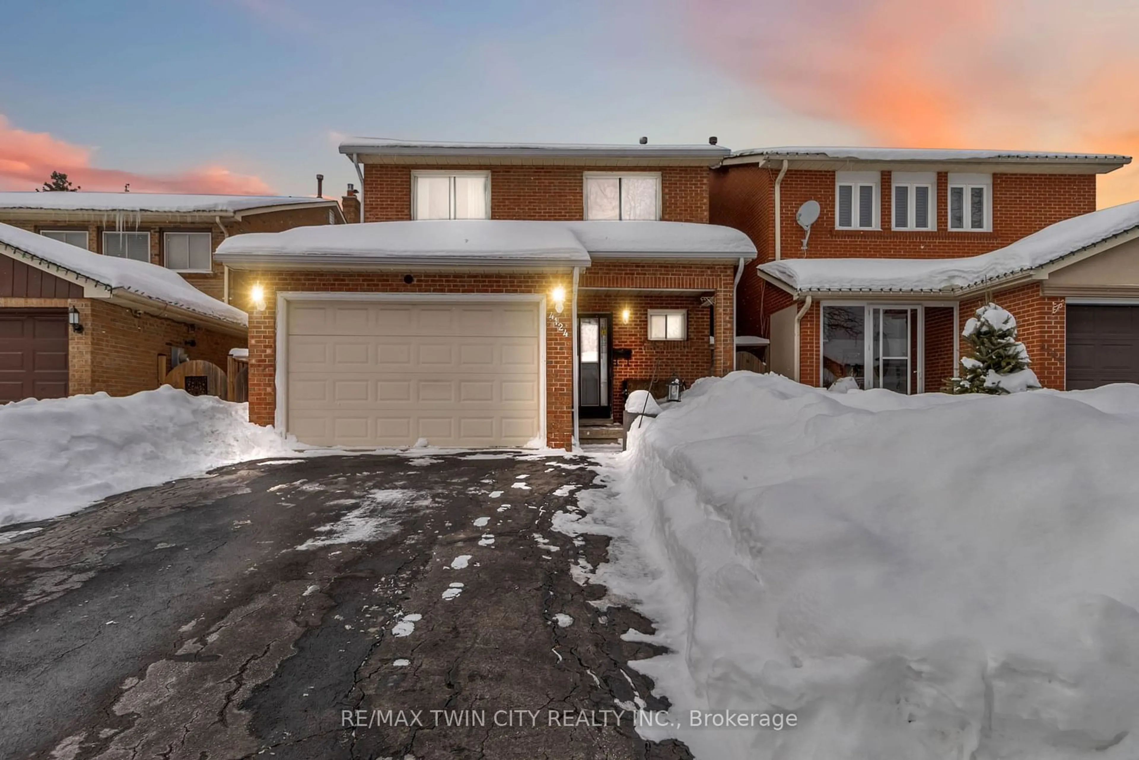 A pic from outside/outdoor area/front of a property/back of a property/a pic from drone, street for 4124 Taffey Cres, Mississauga Ontario L5L 2A7