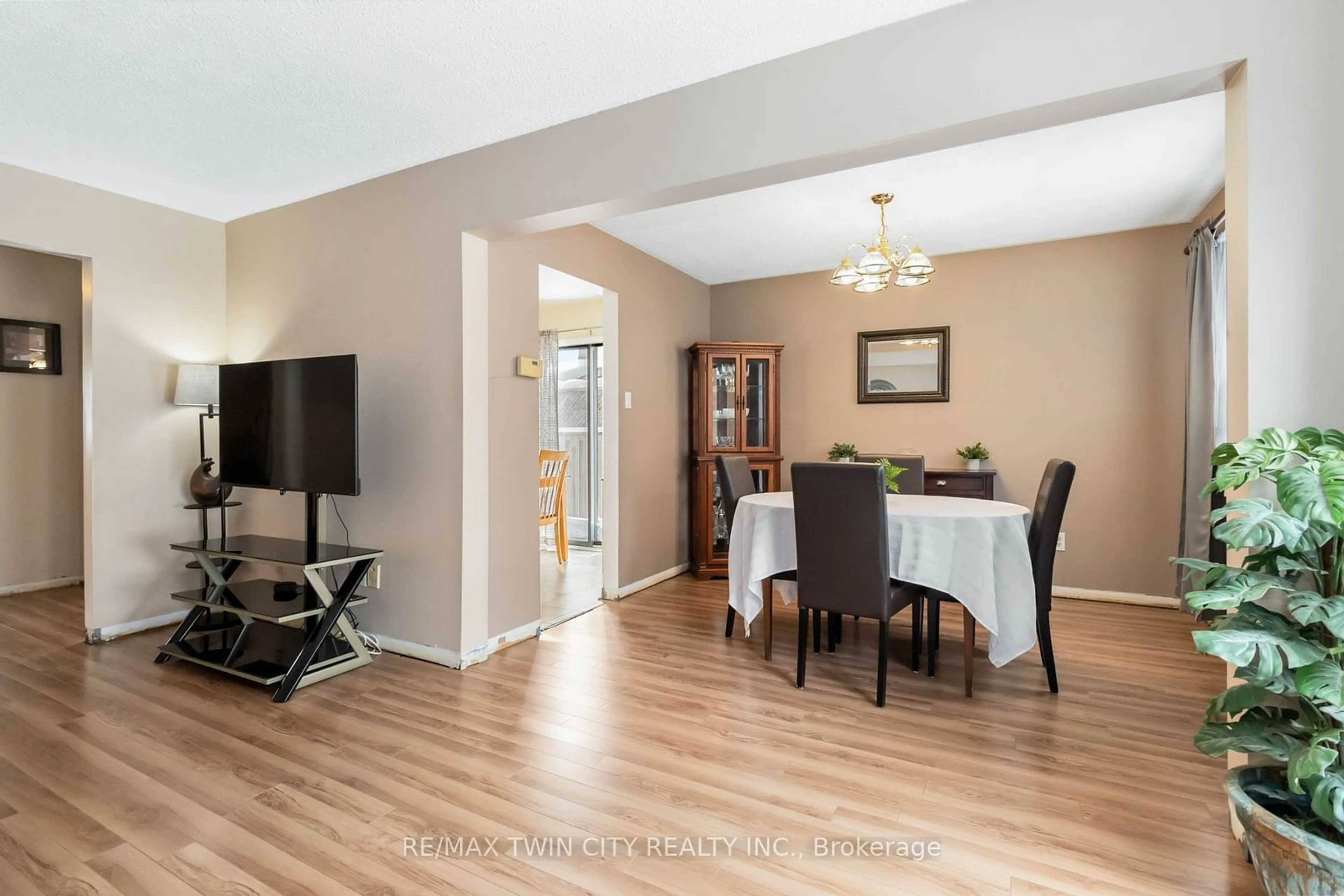 Dining room, wood/laminate floor for 4124 Taffey Cres, Mississauga Ontario L5L 2A7