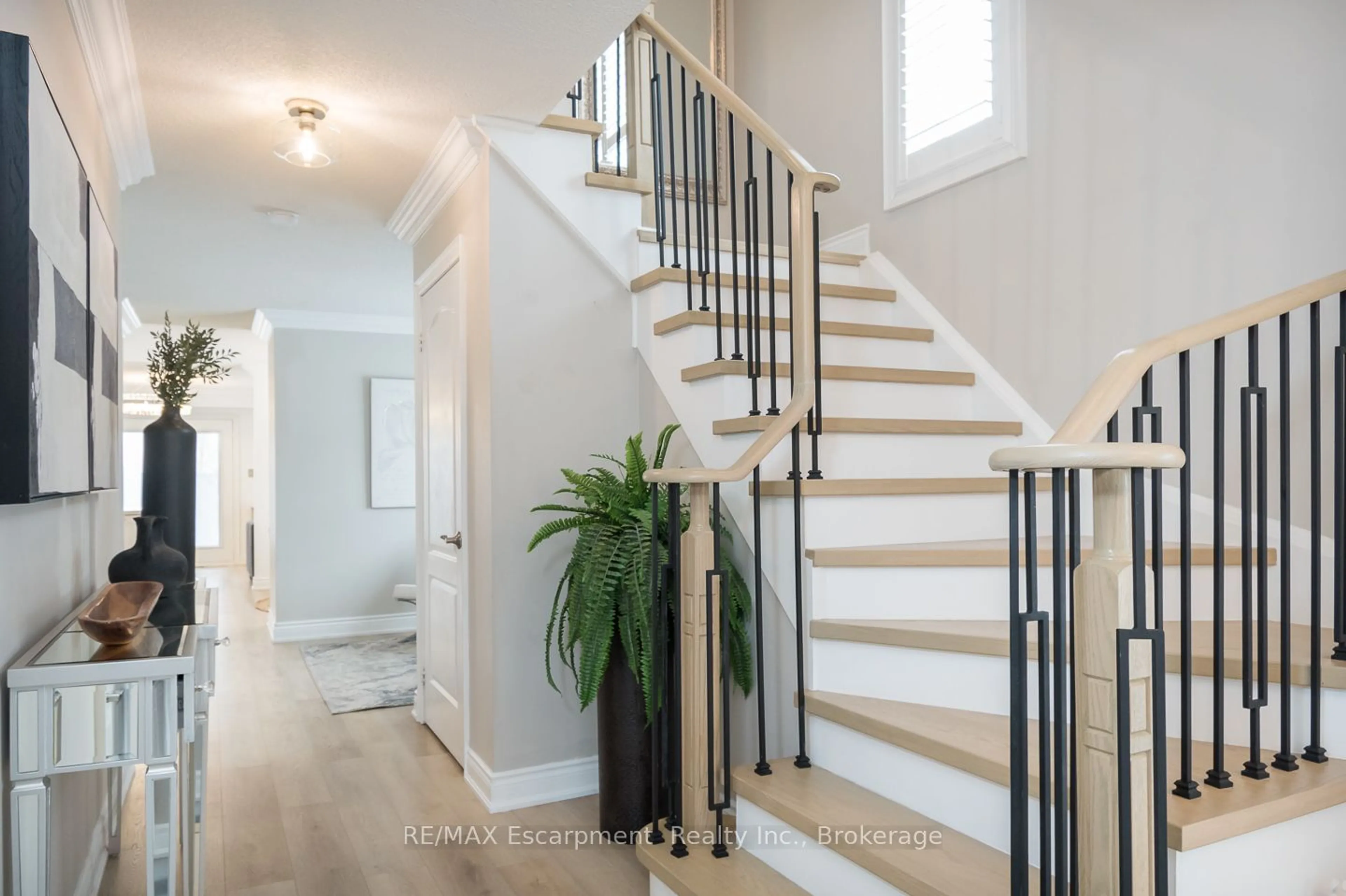 Indoor entryway for 635 Willmott Cres, Milton Ontario L9T 6E9