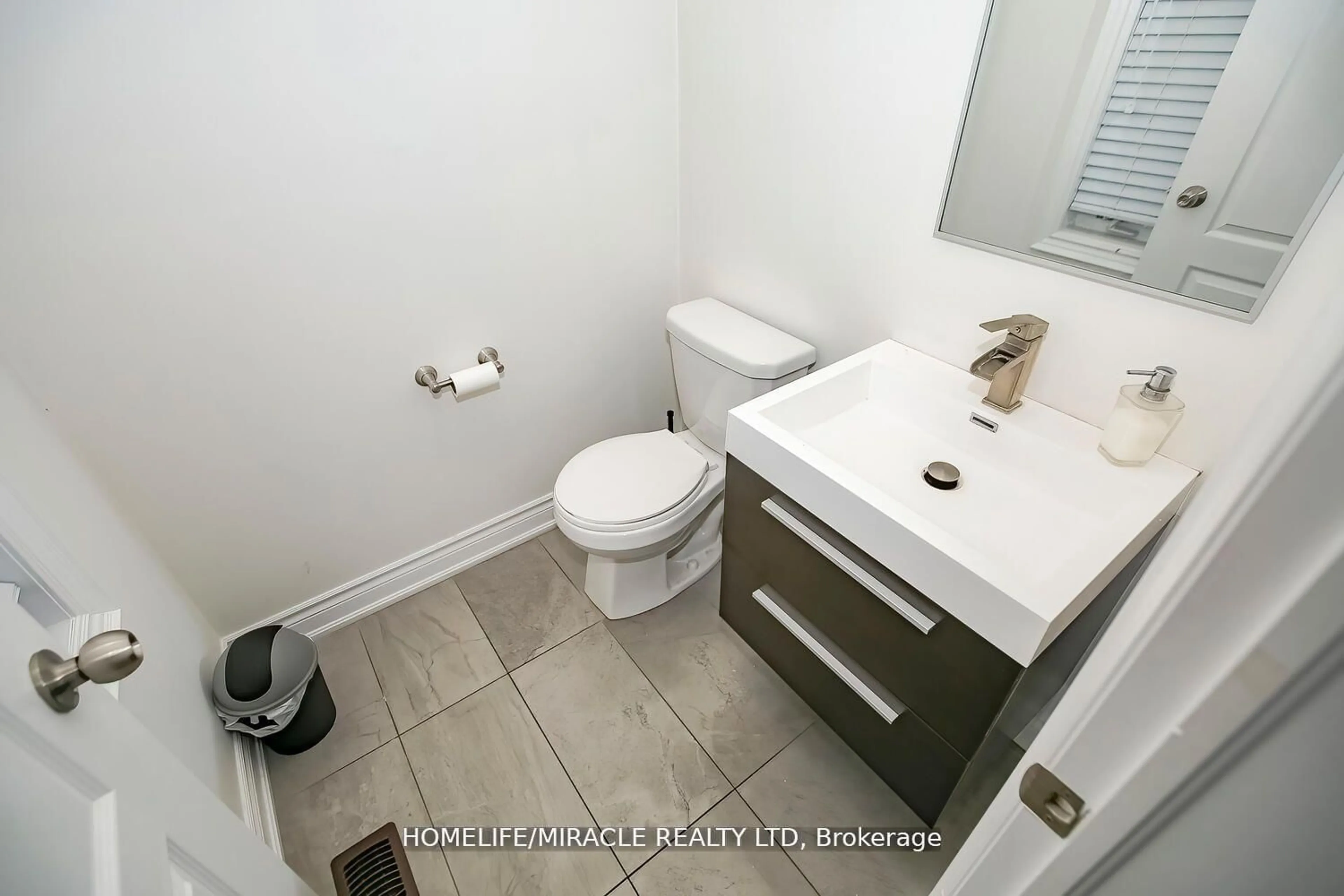 Standard bathroom, ceramic/tile floor for 31 Saint Dennis Rd, Brampton Ontario L6R 3W7