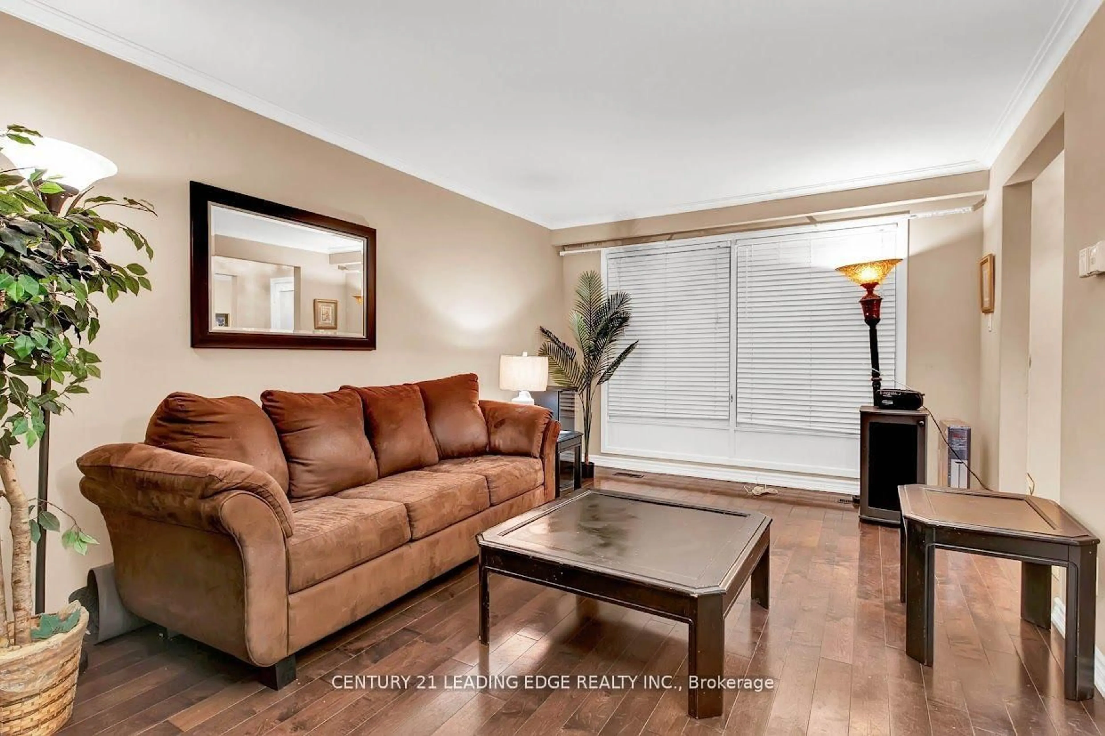 Living room with furniture, unknown for 2145 Sandringham Dr, Burlington Ontario L7P 1T8