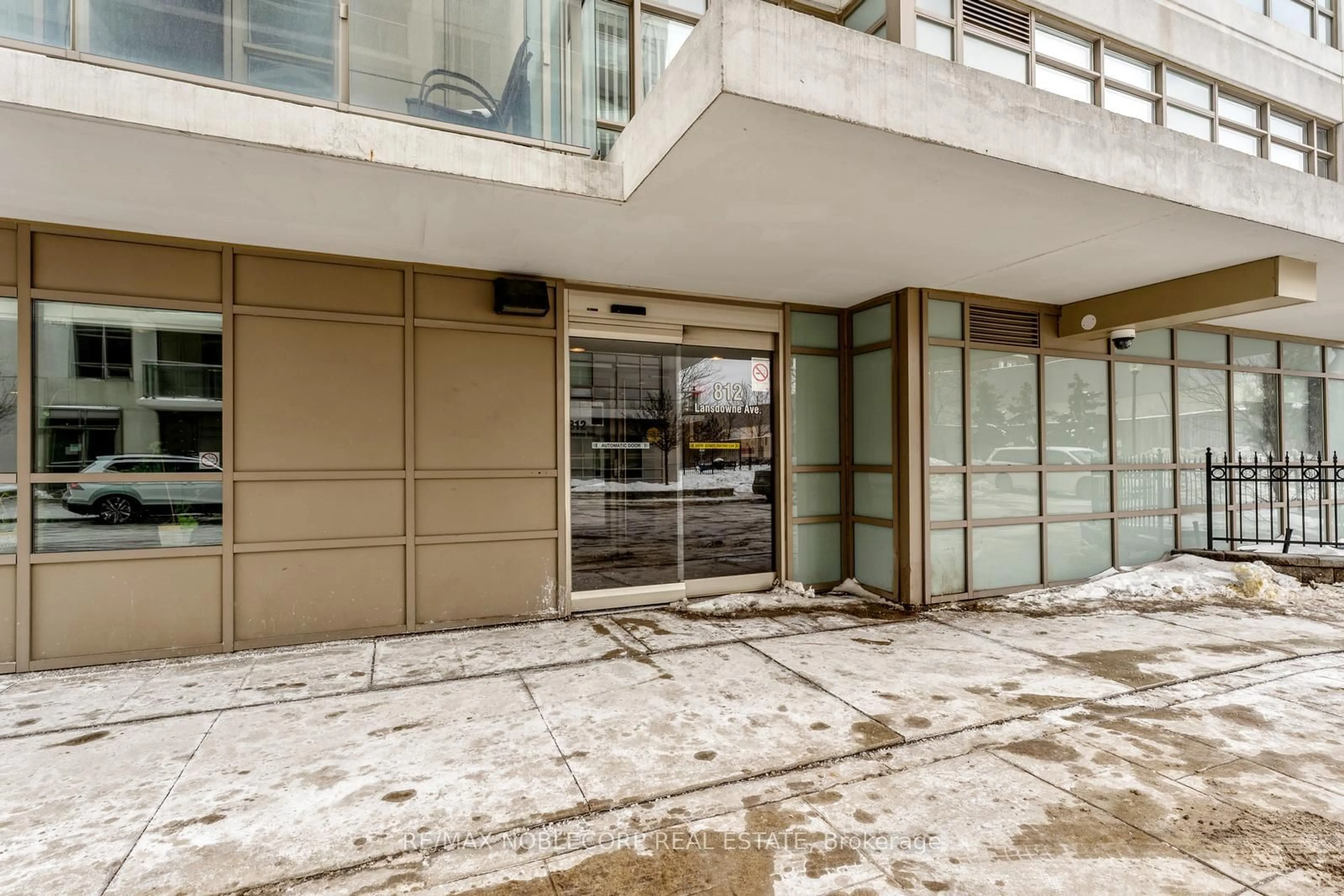 Indoor foyer for 812 Lansdowne Ave #113, Toronto Ontario M6H 4K5