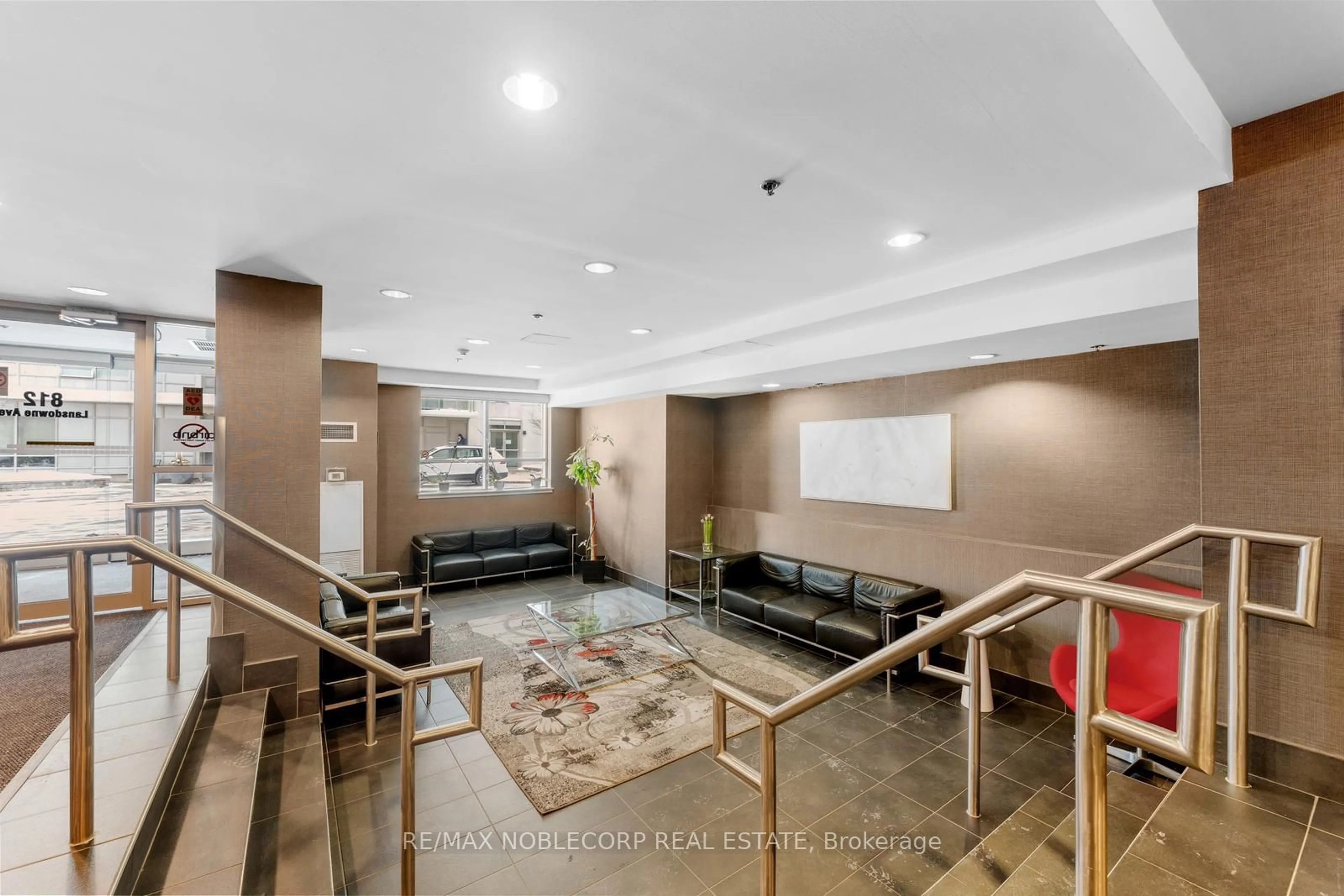 Lobby for 812 Lansdowne Ave #113, Toronto Ontario M6H 4K5