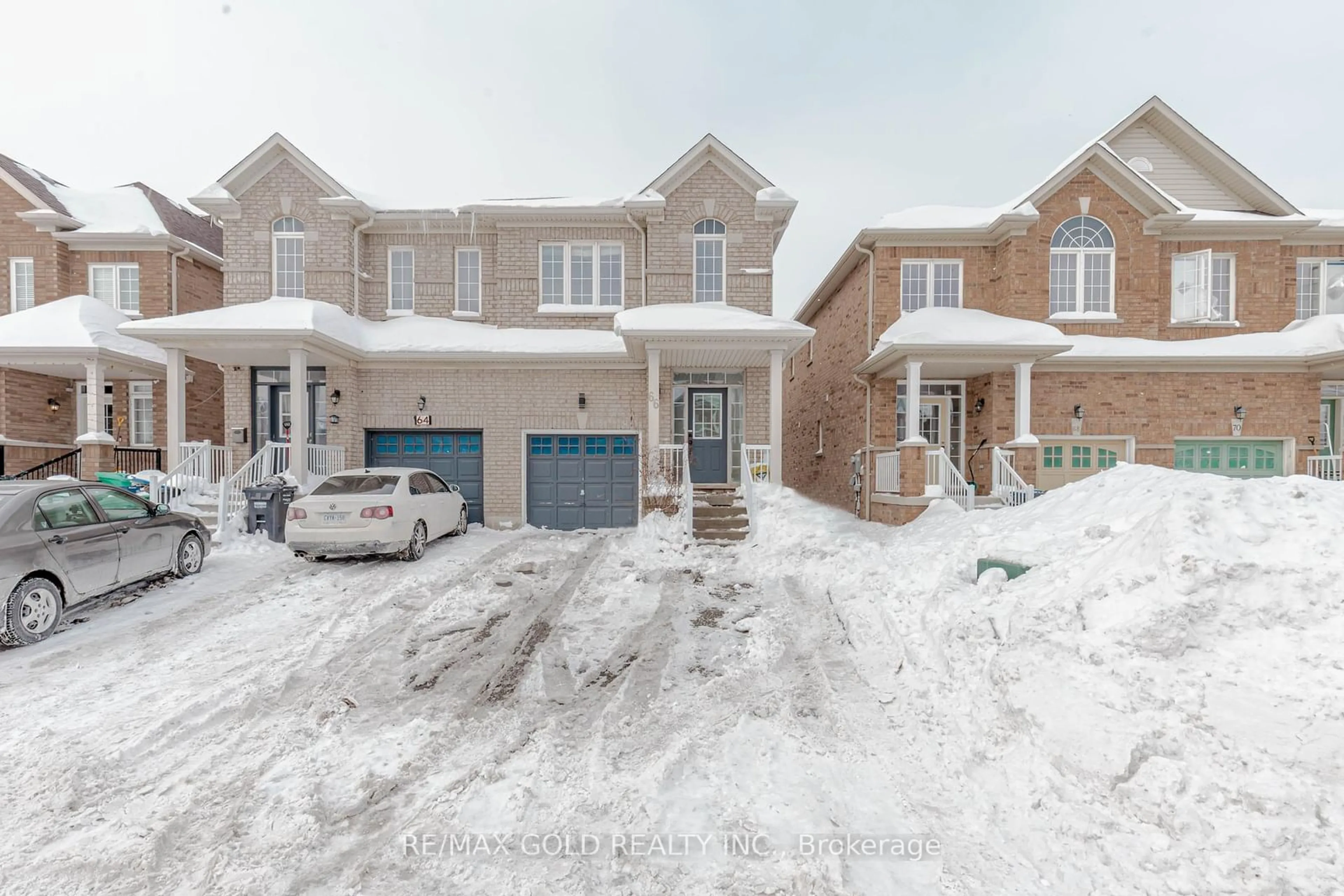 A pic from outside/outdoor area/front of a property/back of a property/a pic from drone, street for 66 Crumlin Cres, Brampton Ontario L6S 0E9