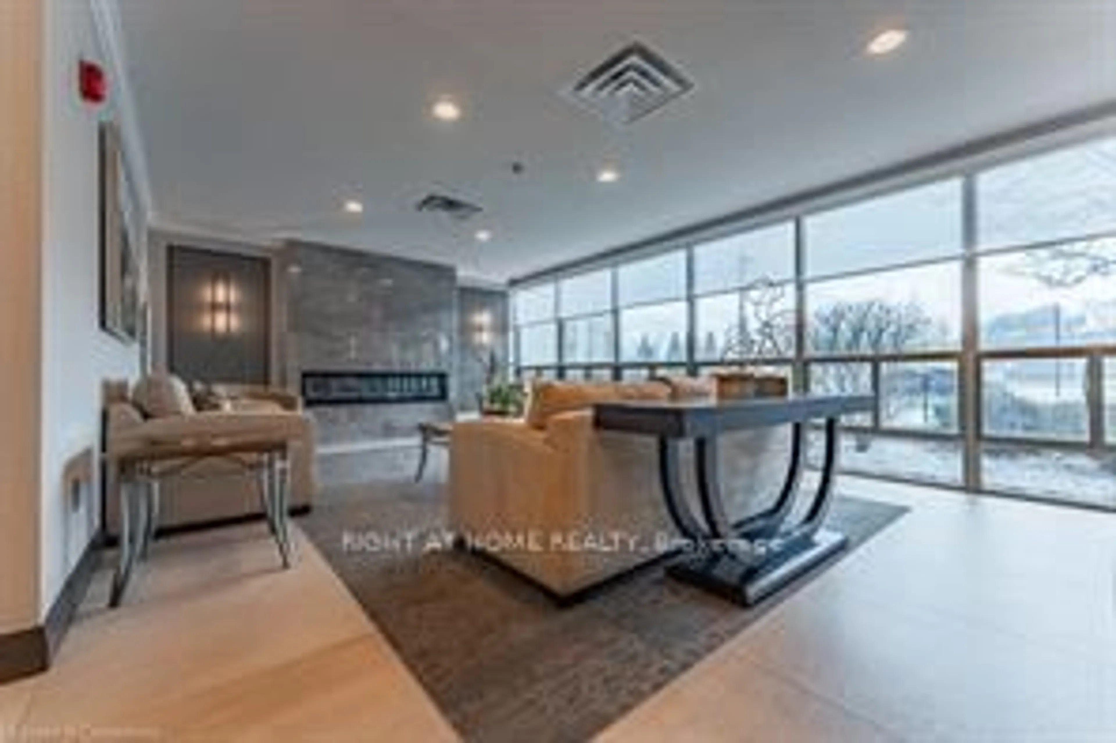 Indoor foyer for 5080 PINEDALE Ave #207, Burlington Ontario L7L 5V7