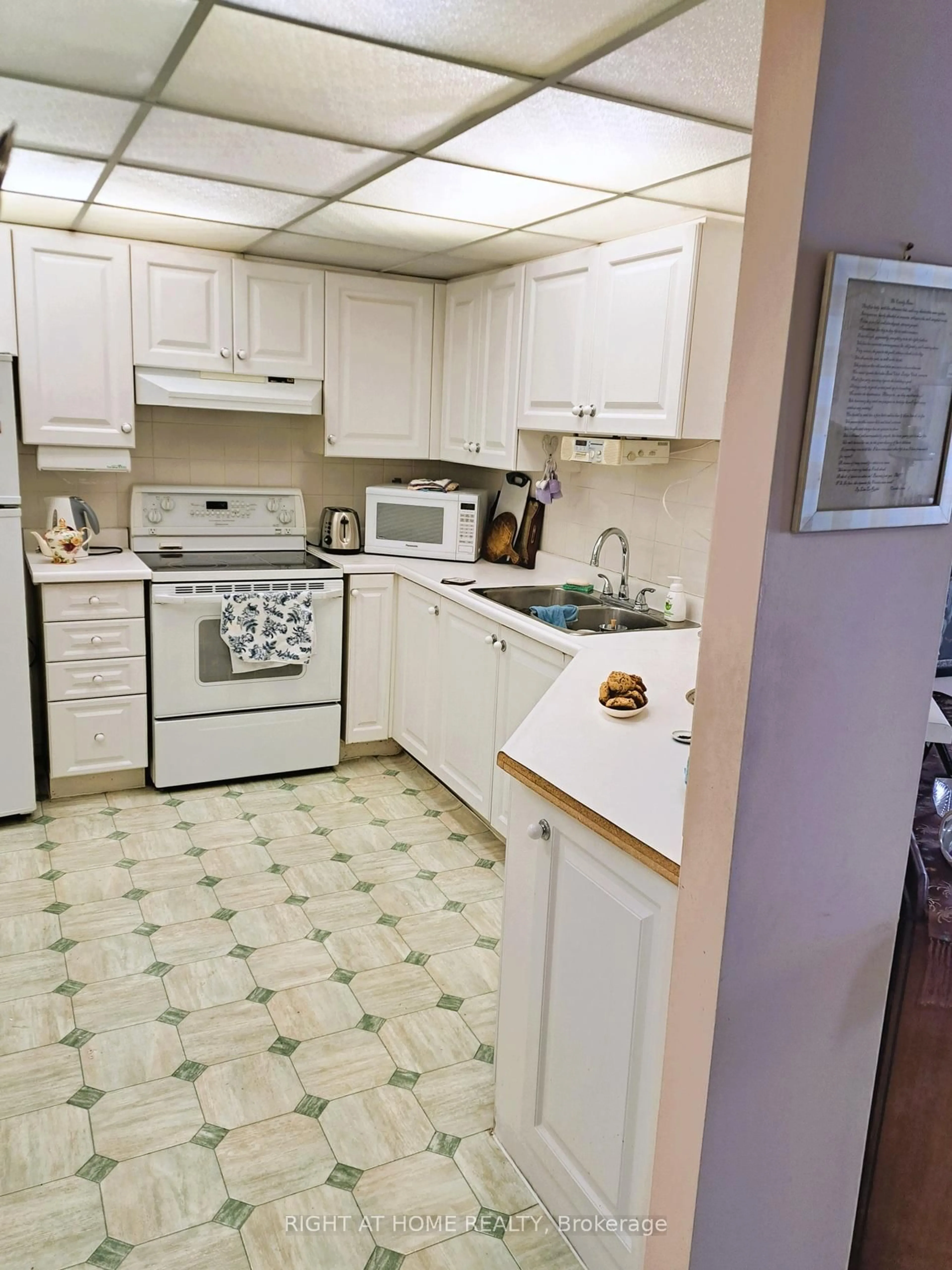 Standard kitchen, unknown for 5080 PINEDALE Ave #207, Burlington Ontario L7L 5V7