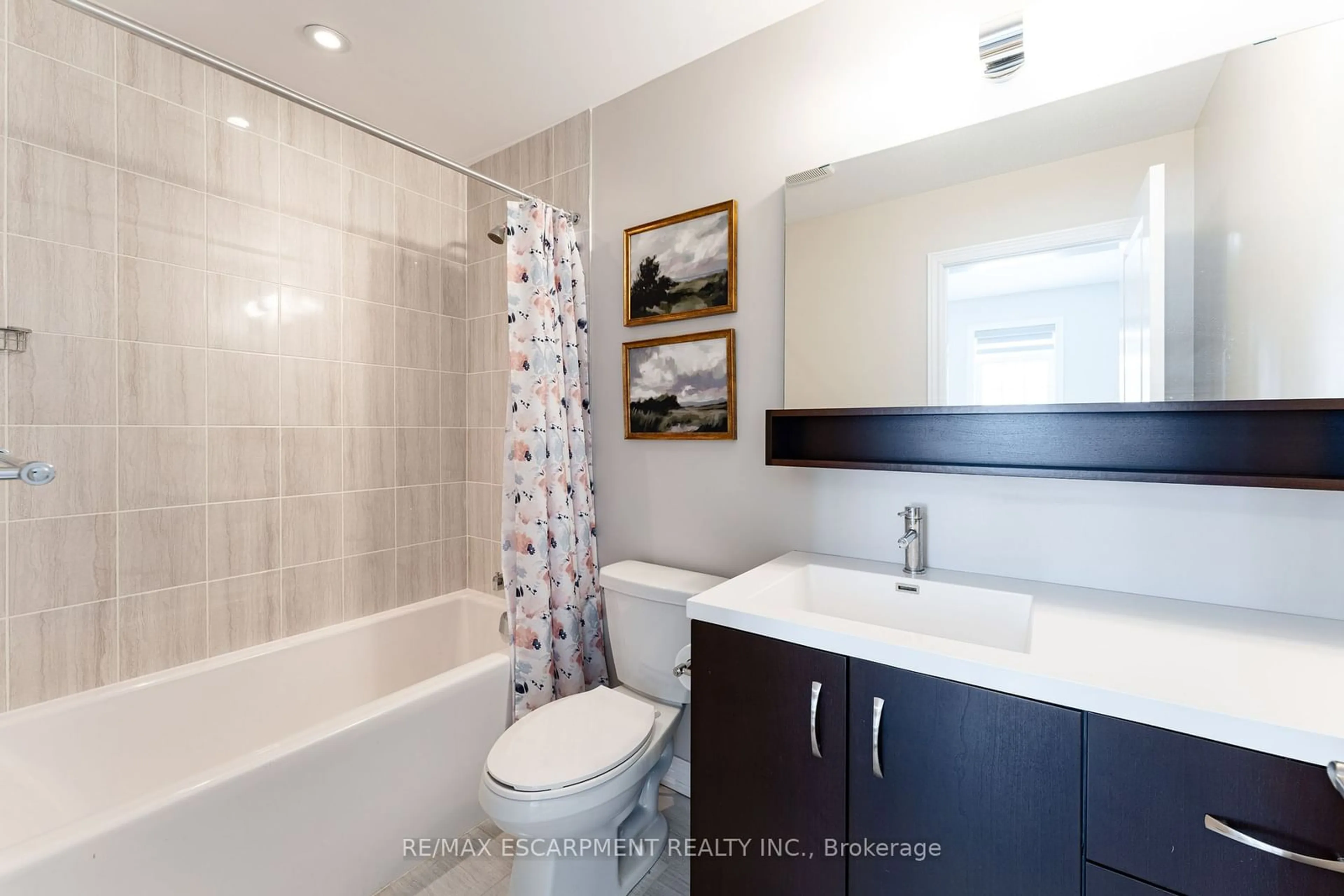 Standard bathroom, ceramic/tile floor for 3243 William Coltson Ave, Oakville Ontario L6H 0X1